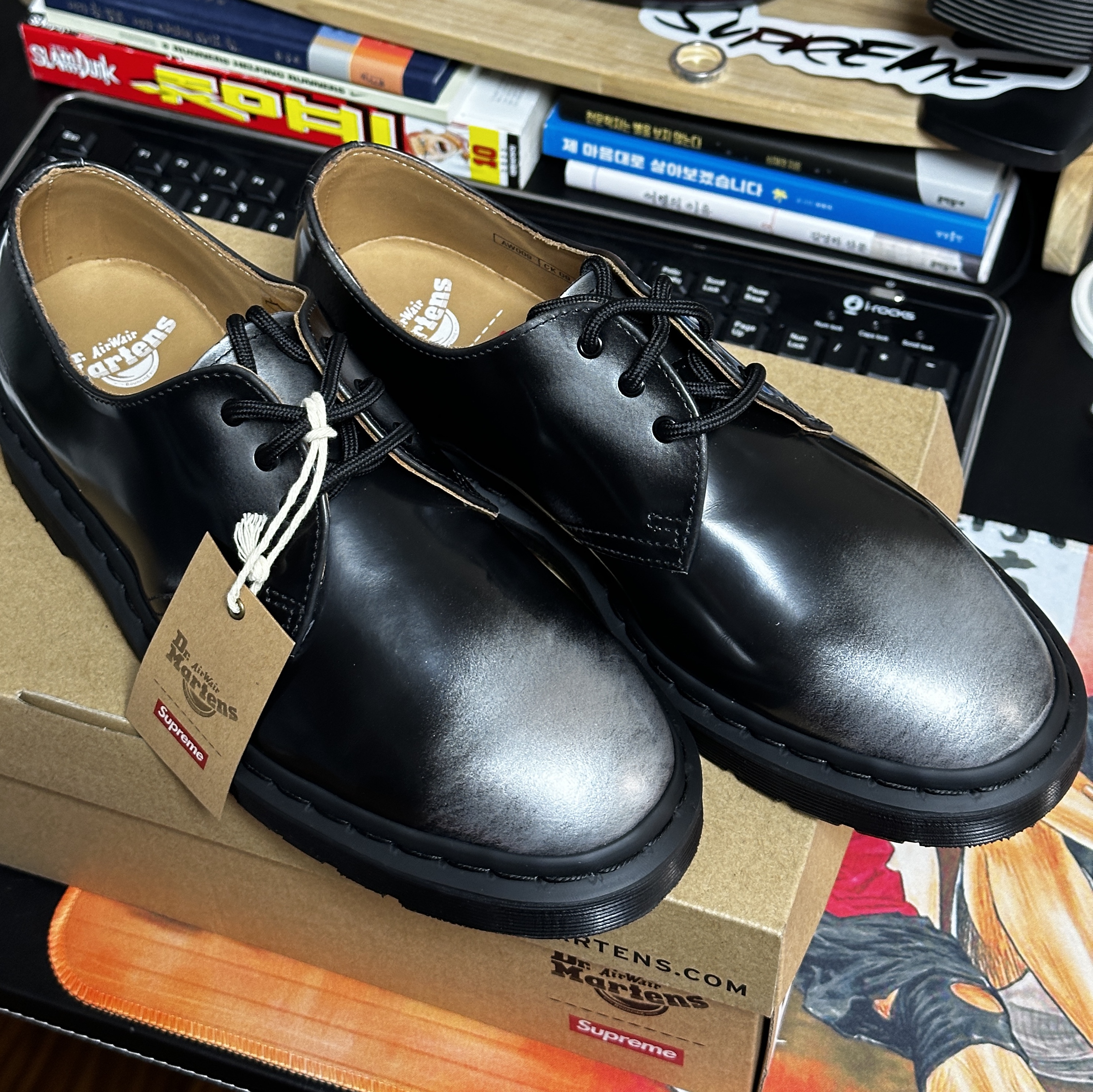 Dr. Martens x Supreme 1461 Gray Silver 착용 스타일