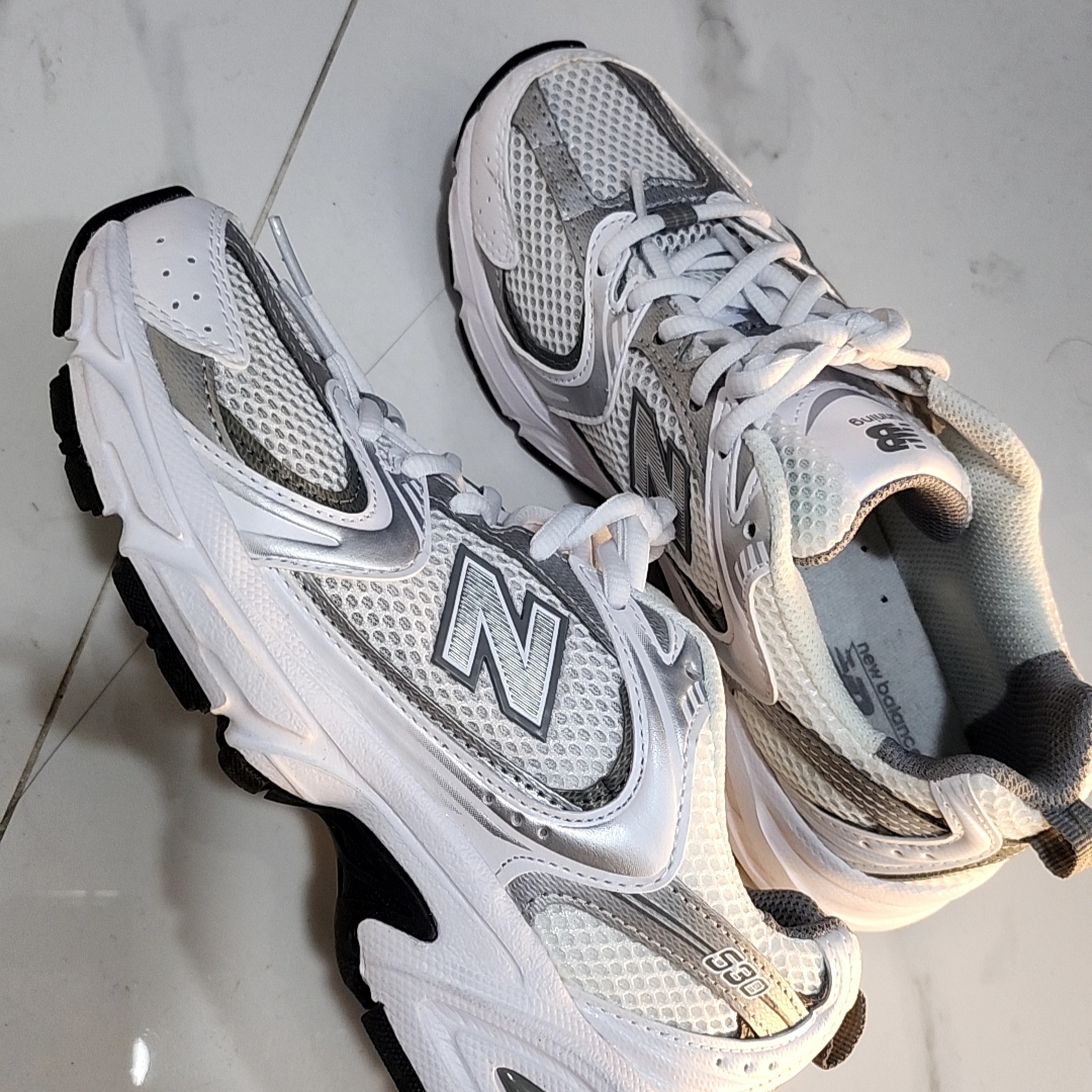 New Balance 530 White Silver 착용 스타일 - 2