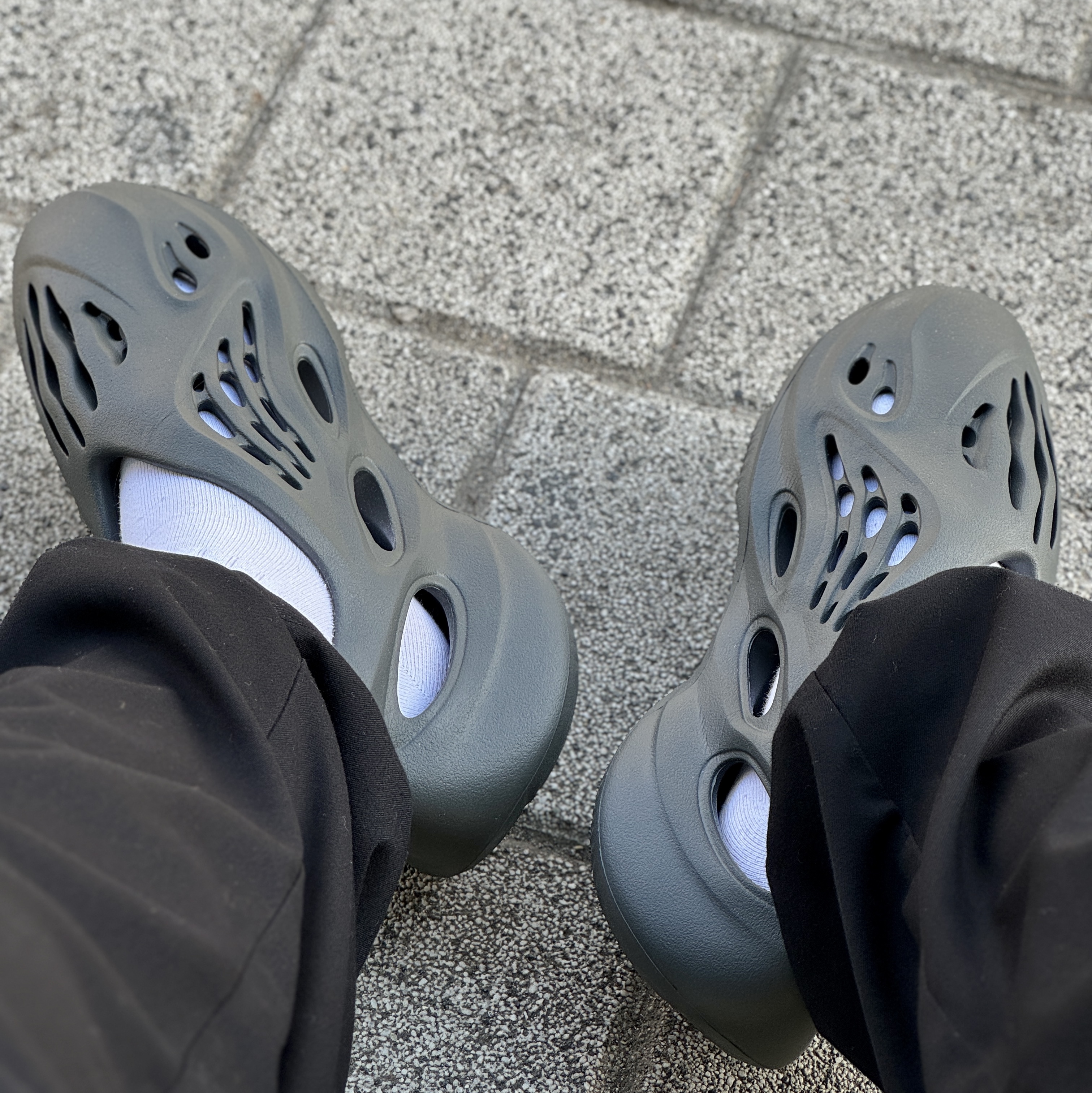 Adidas Yeezy Foam RNNR Carbon 착용 스타일