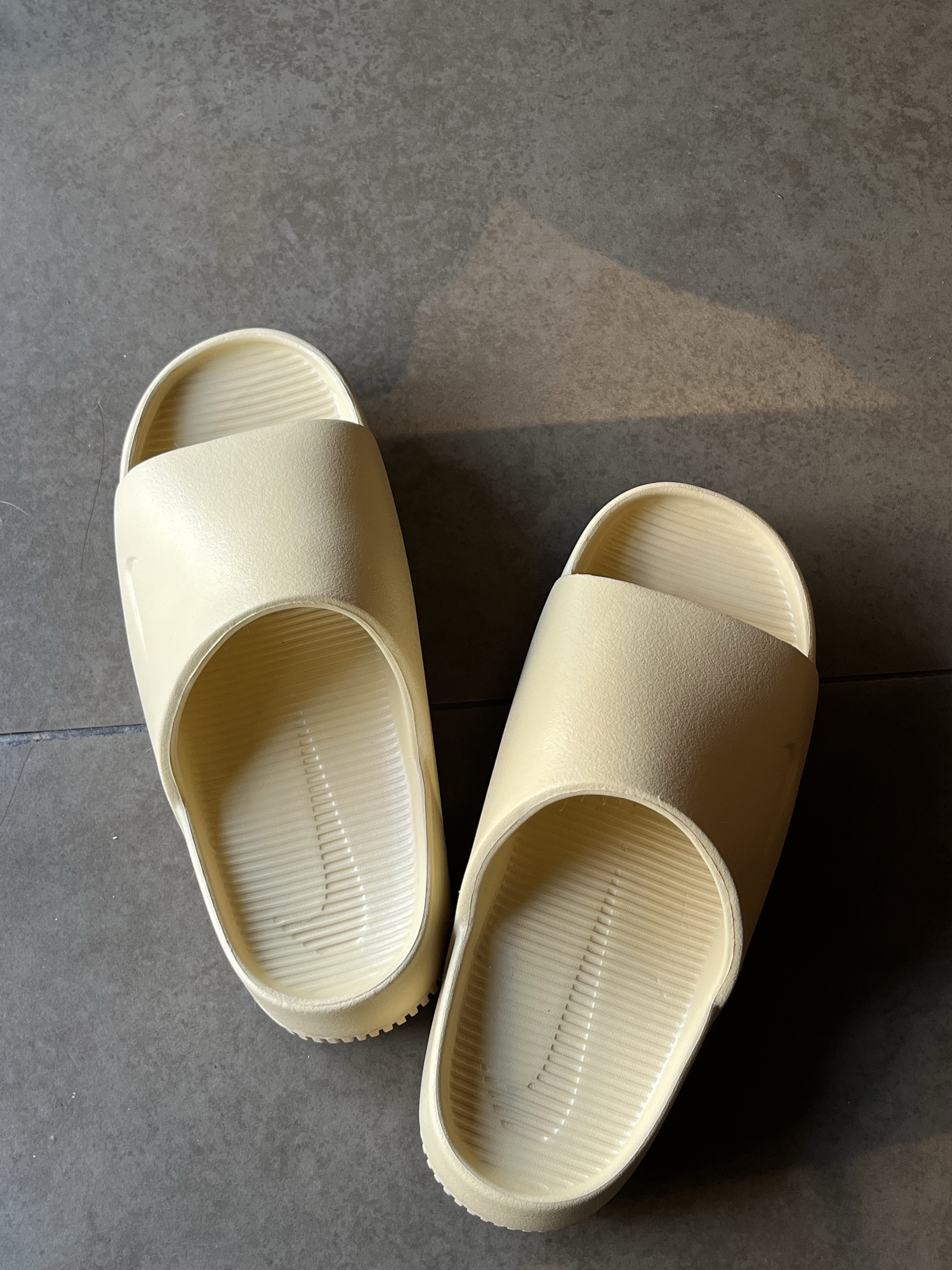 (W) Nike Calm Slide Sesame 착용 스타일