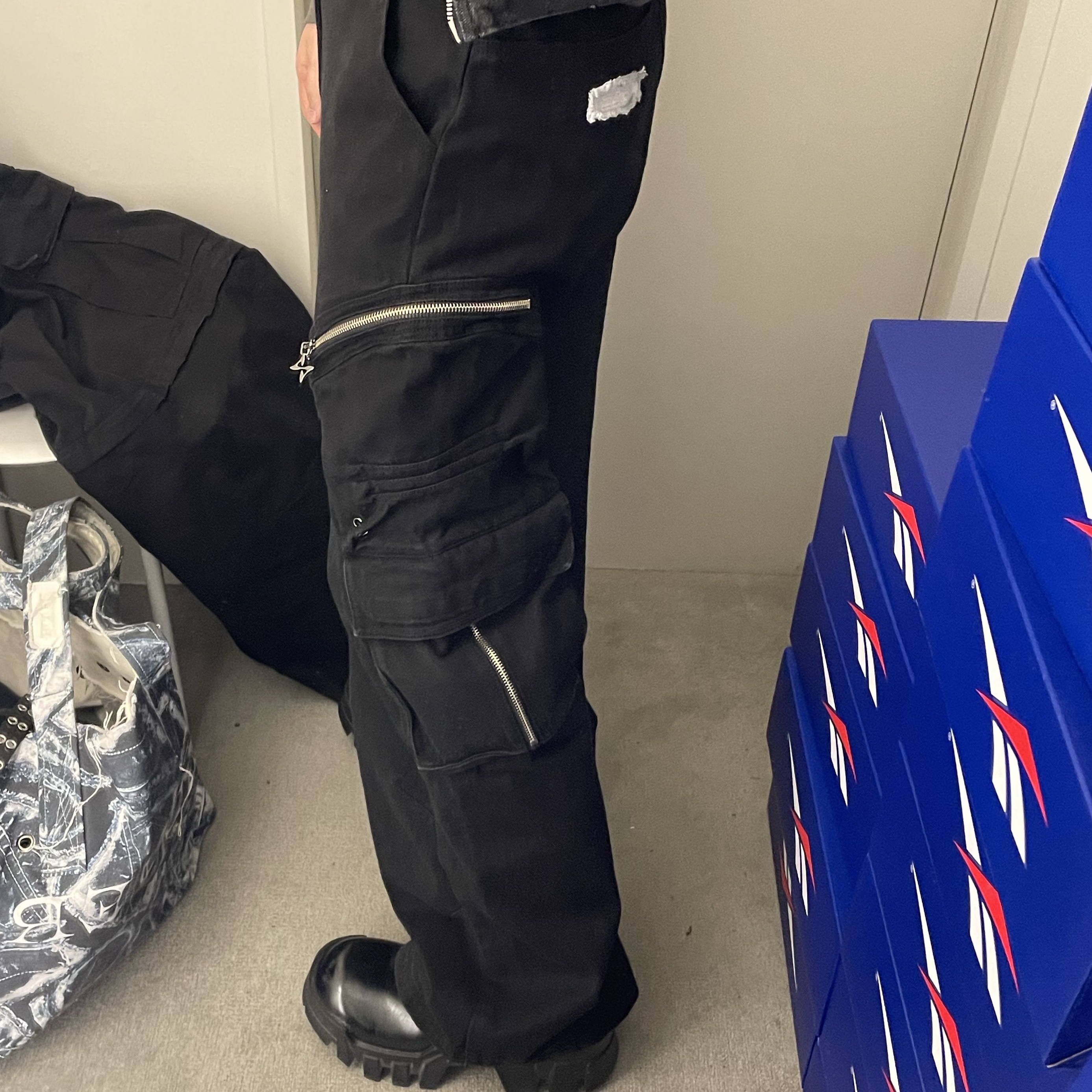 Balenciaga Cotton Ripstop Large Fit Cargo Pants Black, BLR Bolt Tote Bag Navy 착용 스타일 - 2