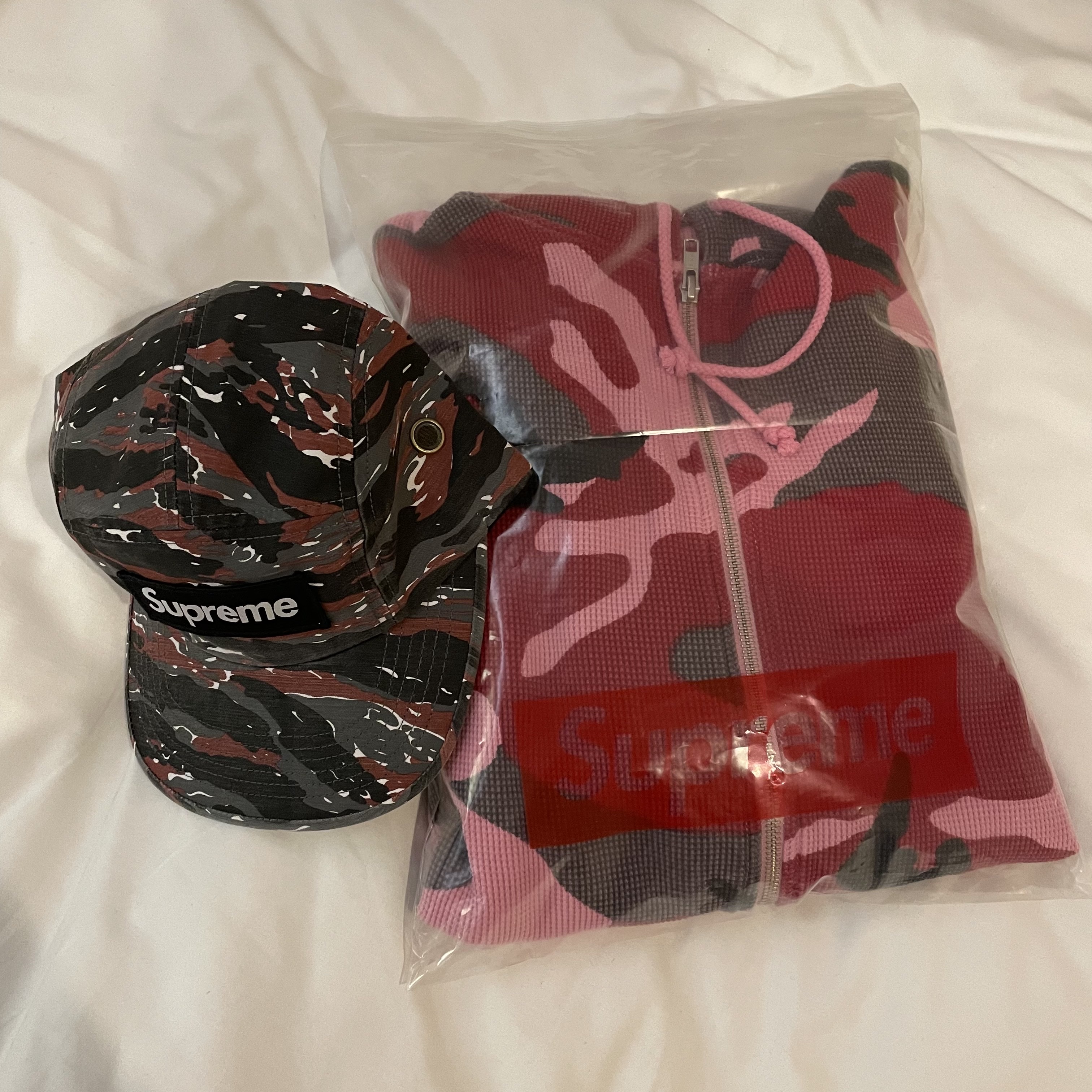 Supreme Hooded Zip Up Thermal Pink Camo - 24SS, Supreme Military Camp Cap Red Tiger - 24SS 착용 스타일