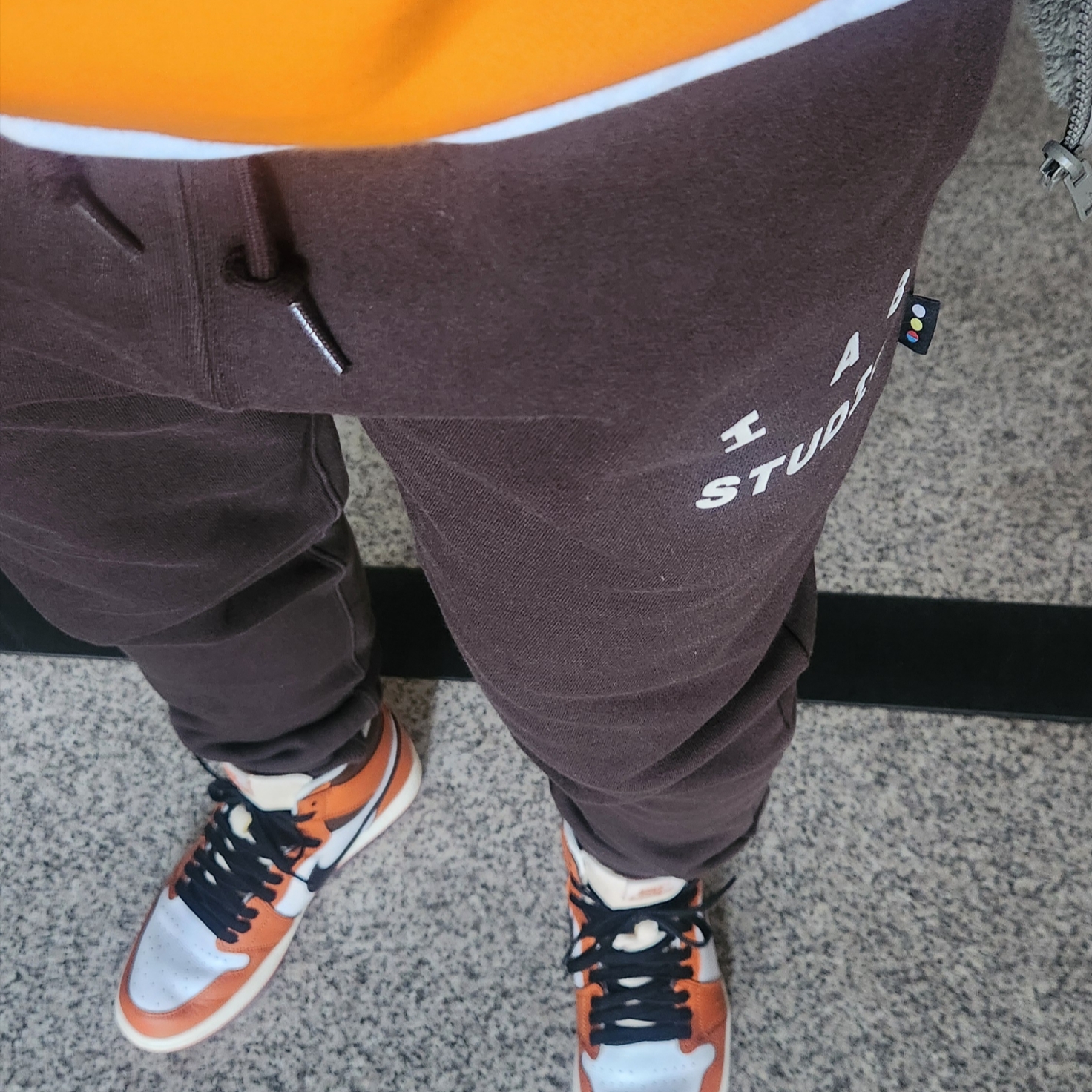 IAB Studio Sweatpants Brown 착용 스타일