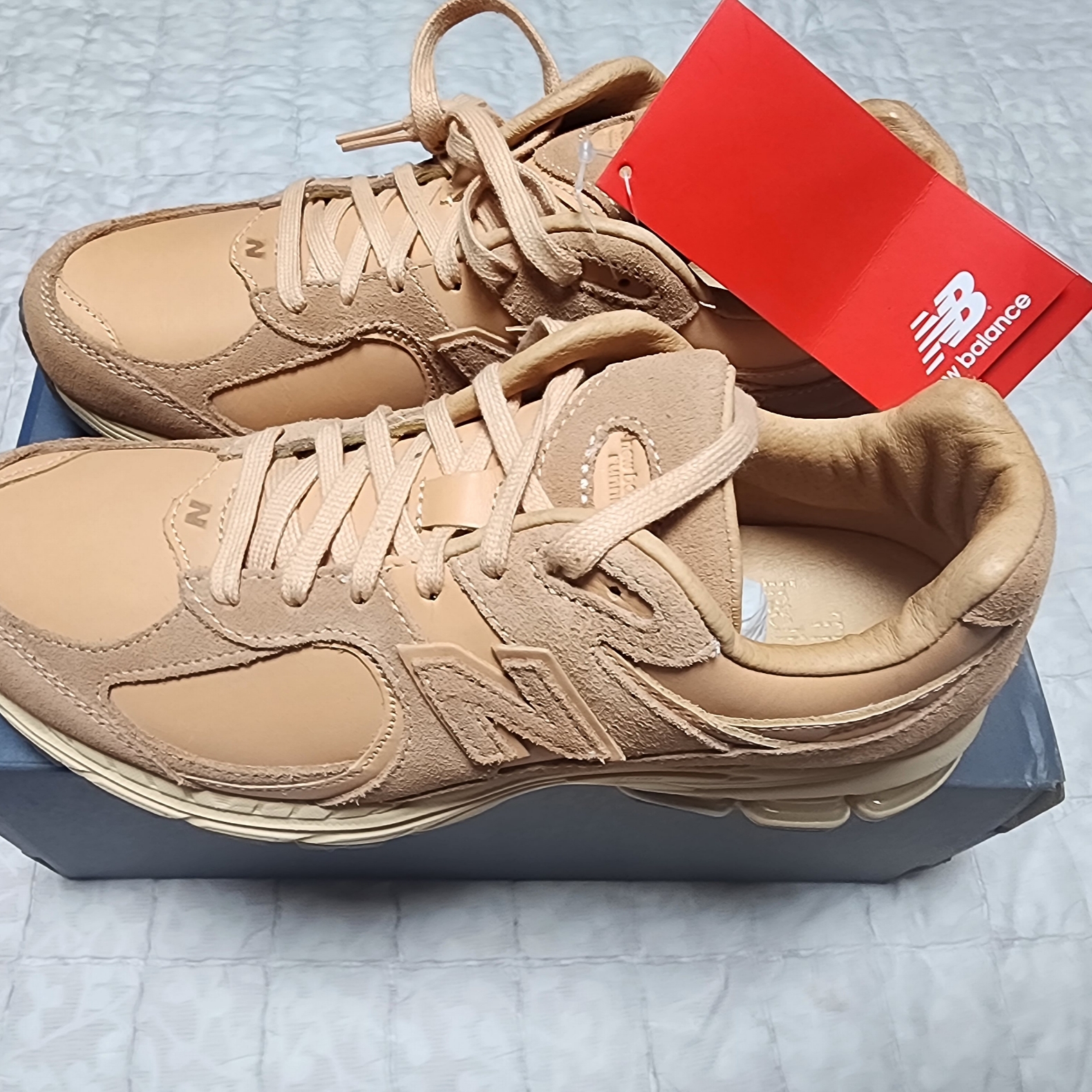 New Balance 2002R Premium Leather Pack Toast 착용 스타일 - 2