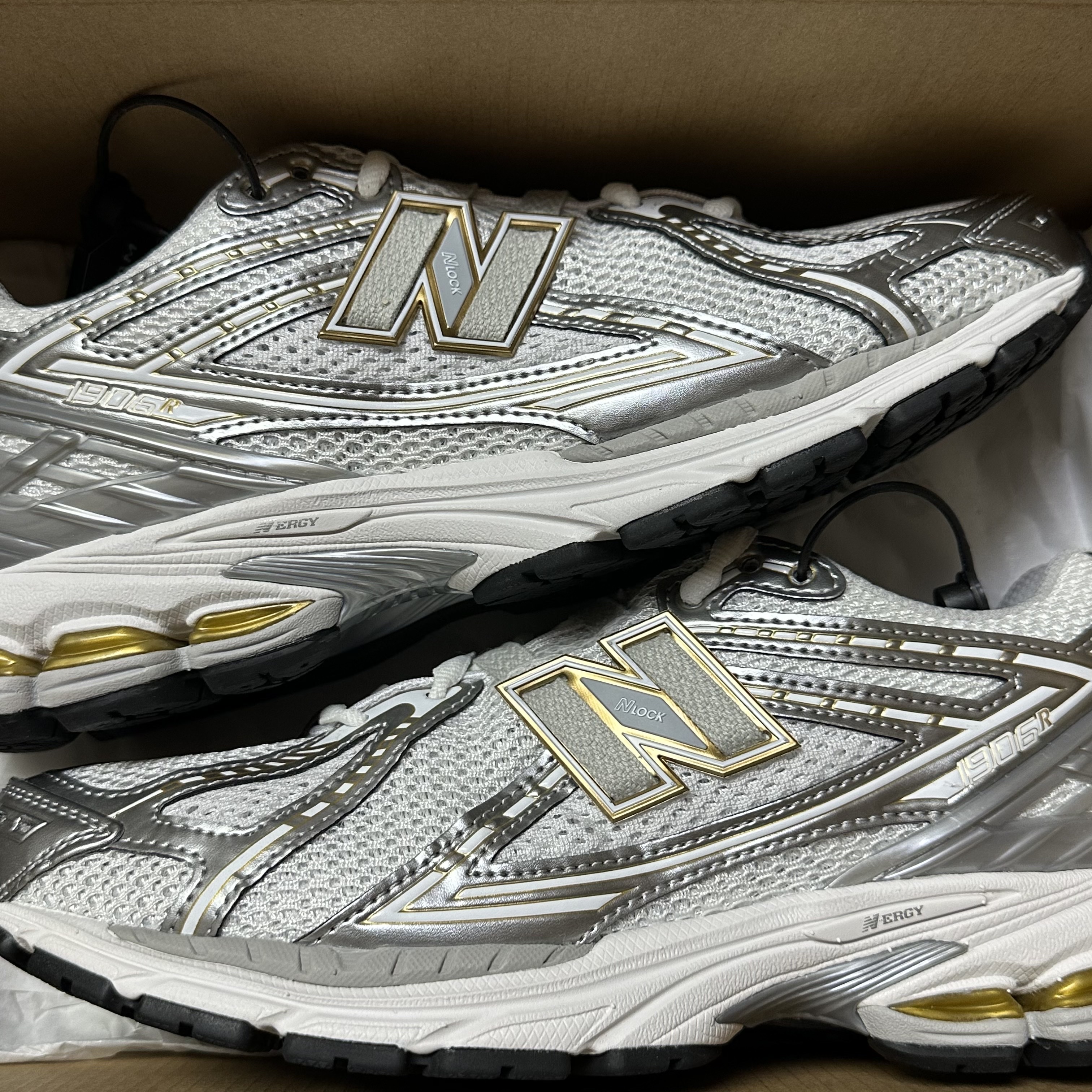 New Balance 1906R White Metallic Silver 착용 스타일