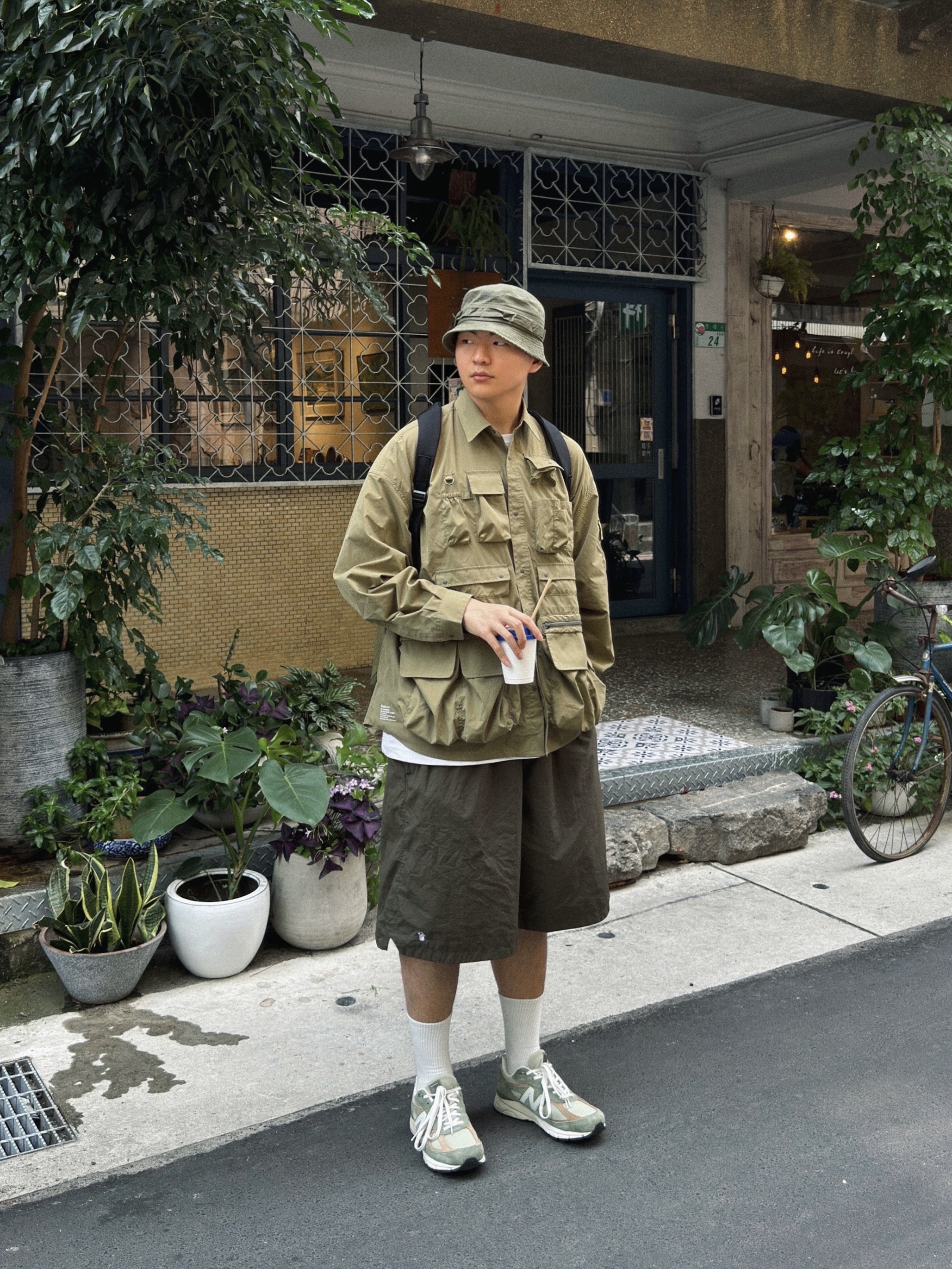 New Balance 990v4 Made in USA Olive Incense 착용 스타일 - 3