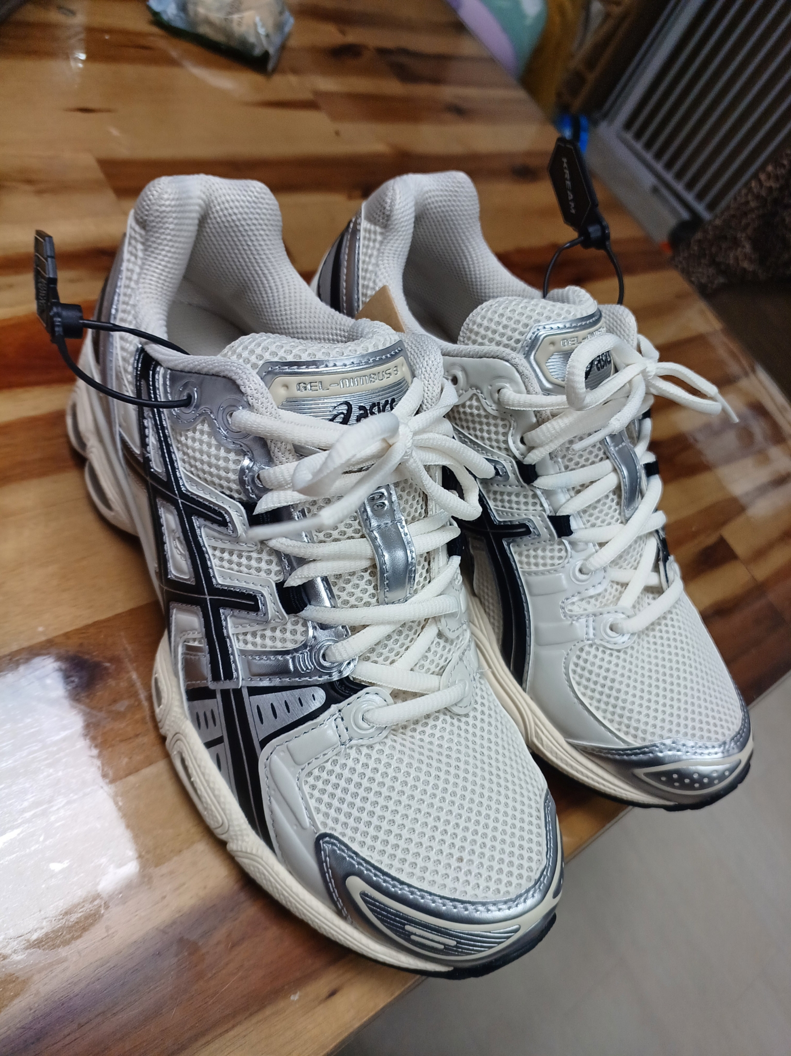 Asics Gel-Nimbus 9 Cream Black 착용 스타일