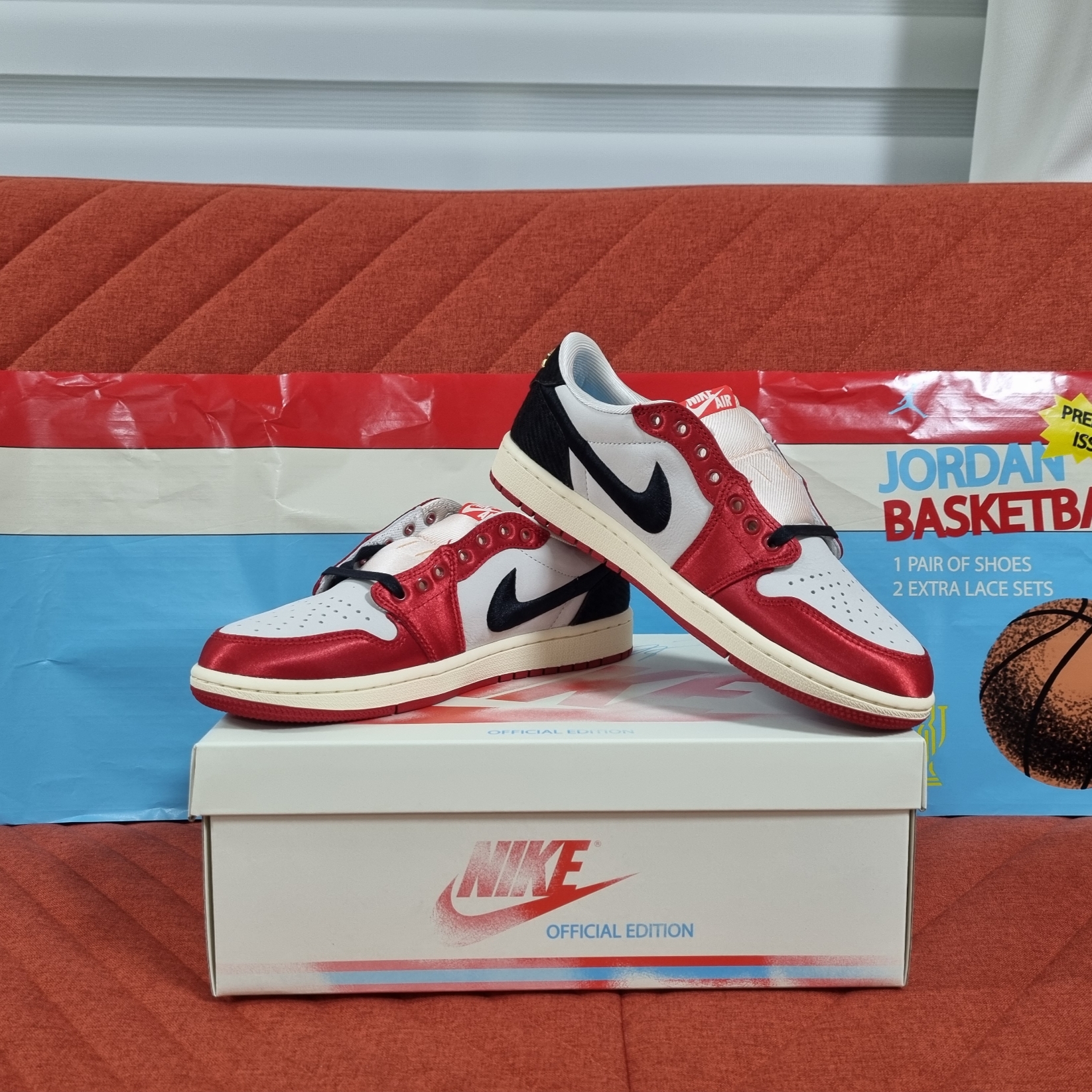 Jordan 1 x Trophy Room Retro Low OG SP Sail Varsity Red 착용 스타일 - 2
