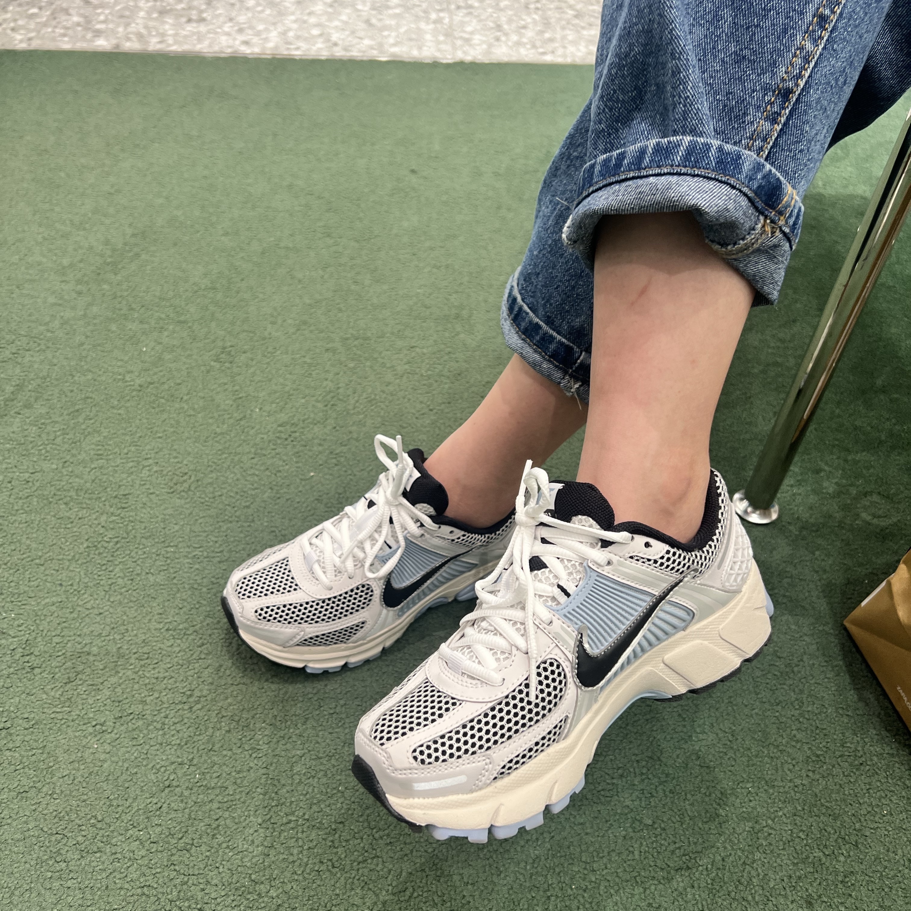 (W) Nike Zoom Vomero 5 Platinum Tint Black 착용 스타일
