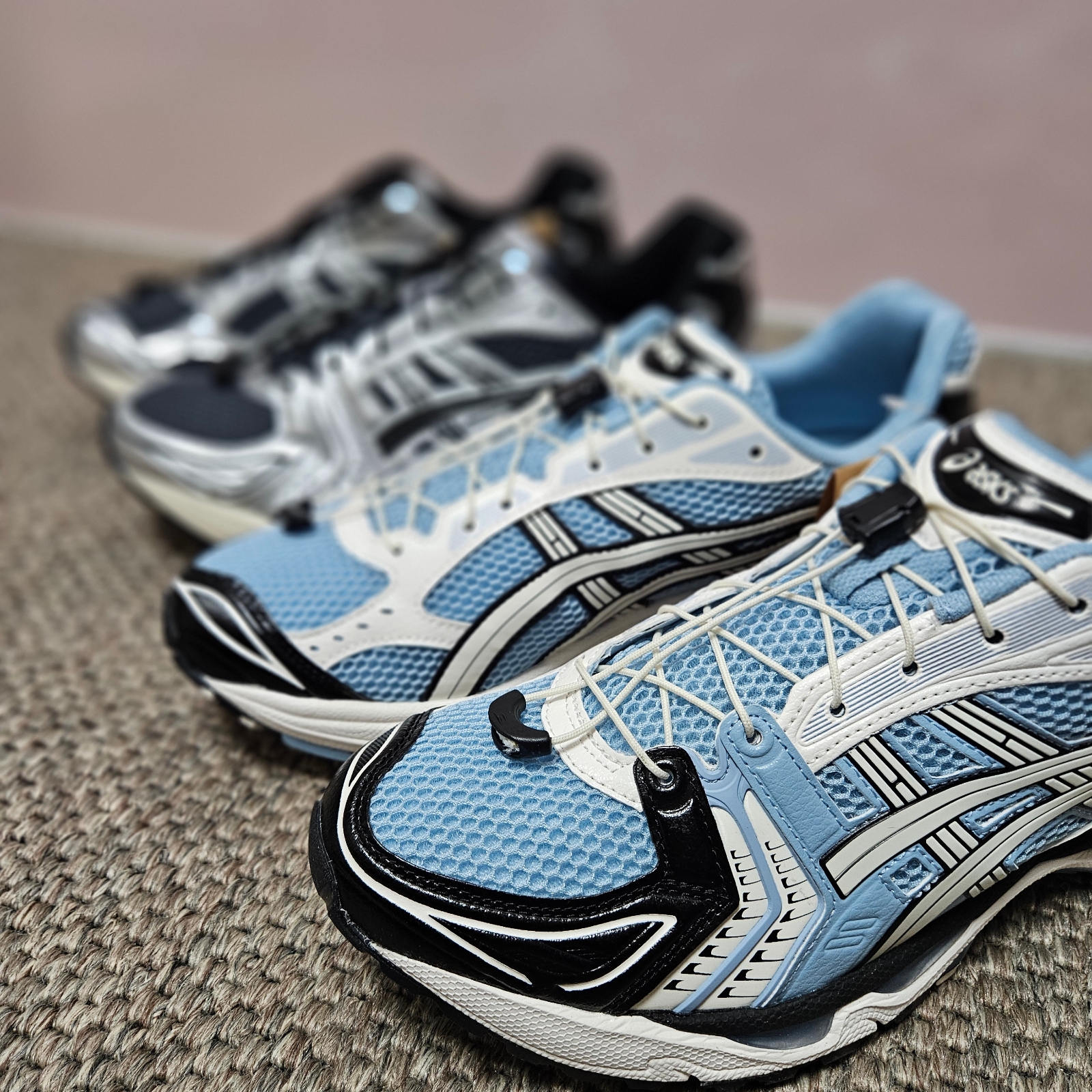 Asics Unlimited Gel-Kayano 14 Carrier Grey Black, Asics Unlimited Gel-Kayano 14 Mist Cream 착용 스타일 - 2