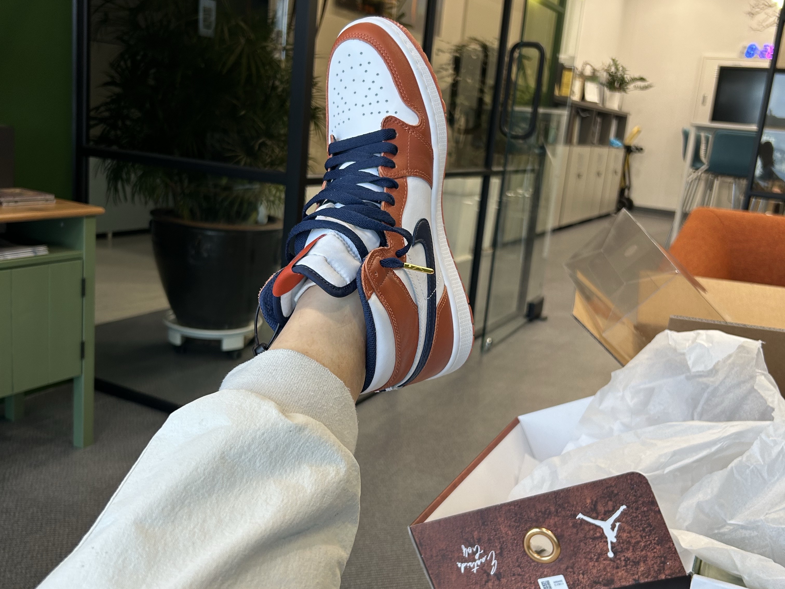 Jordan 1 x Eastside Golf High Golf Burnt Sunrise White 착용 스타일