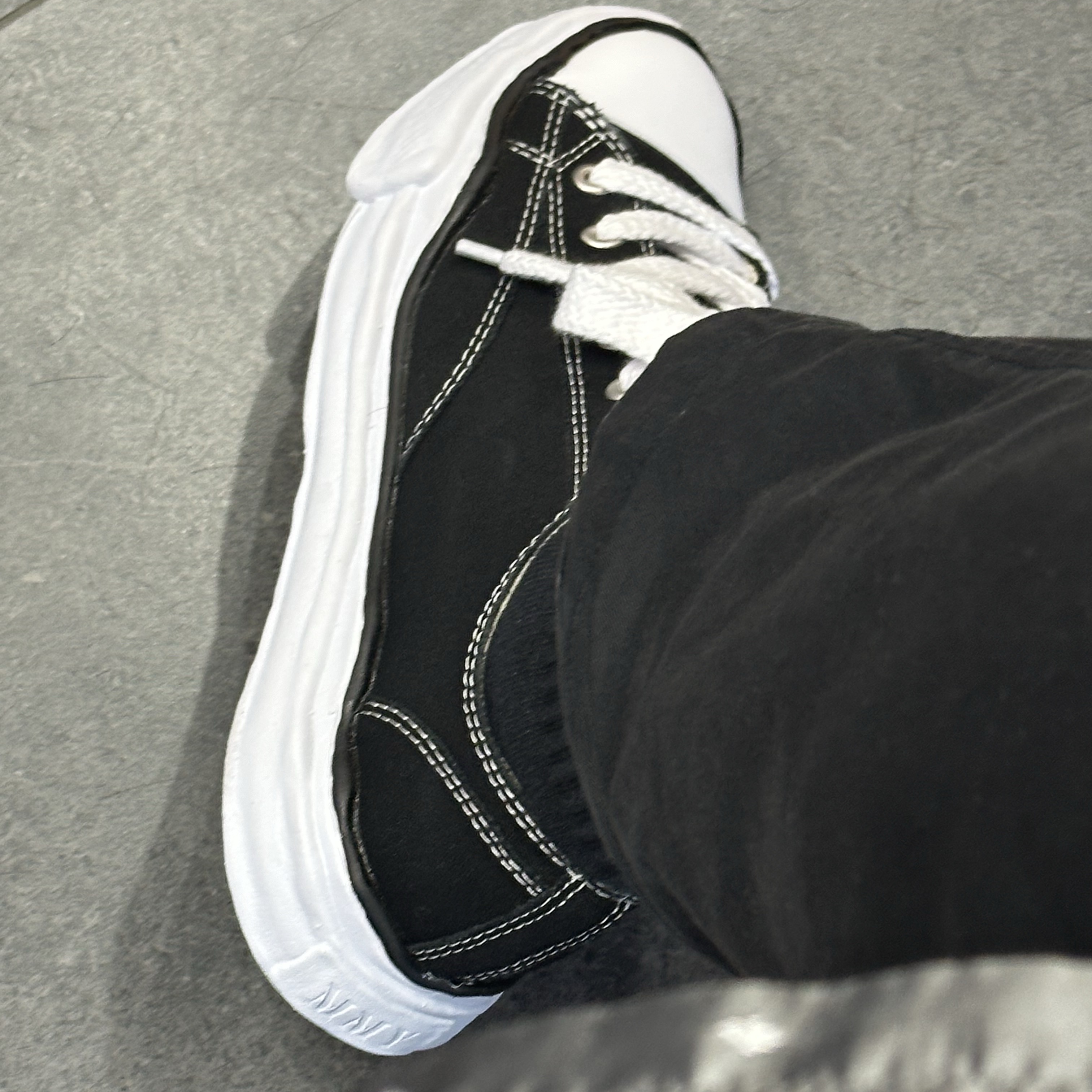 Maison Mihara Yasuhiro Peterson OG Sole Canvas Low Sneakers Black 착용 스타일 - 3
