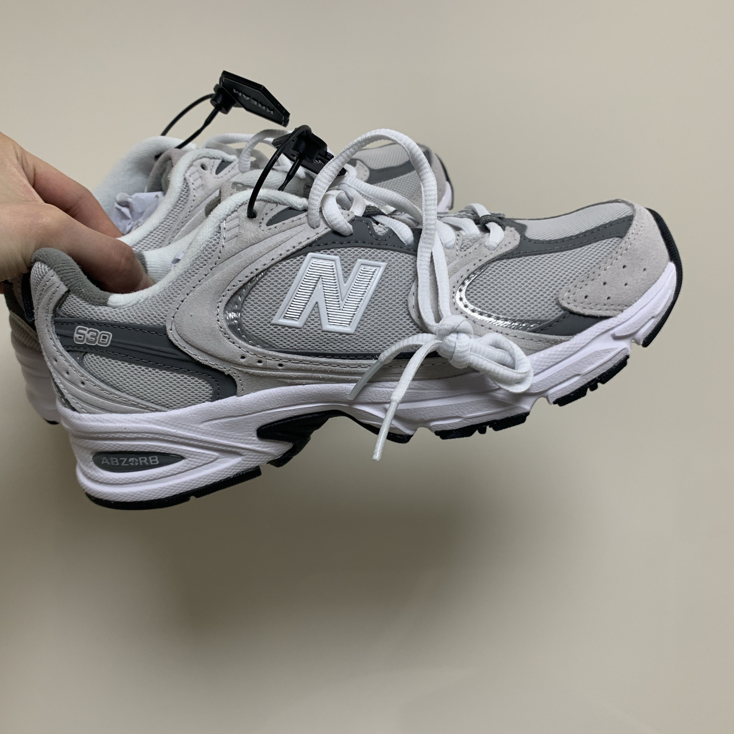 New Balance 530 Classic Grey 착용 스타일
