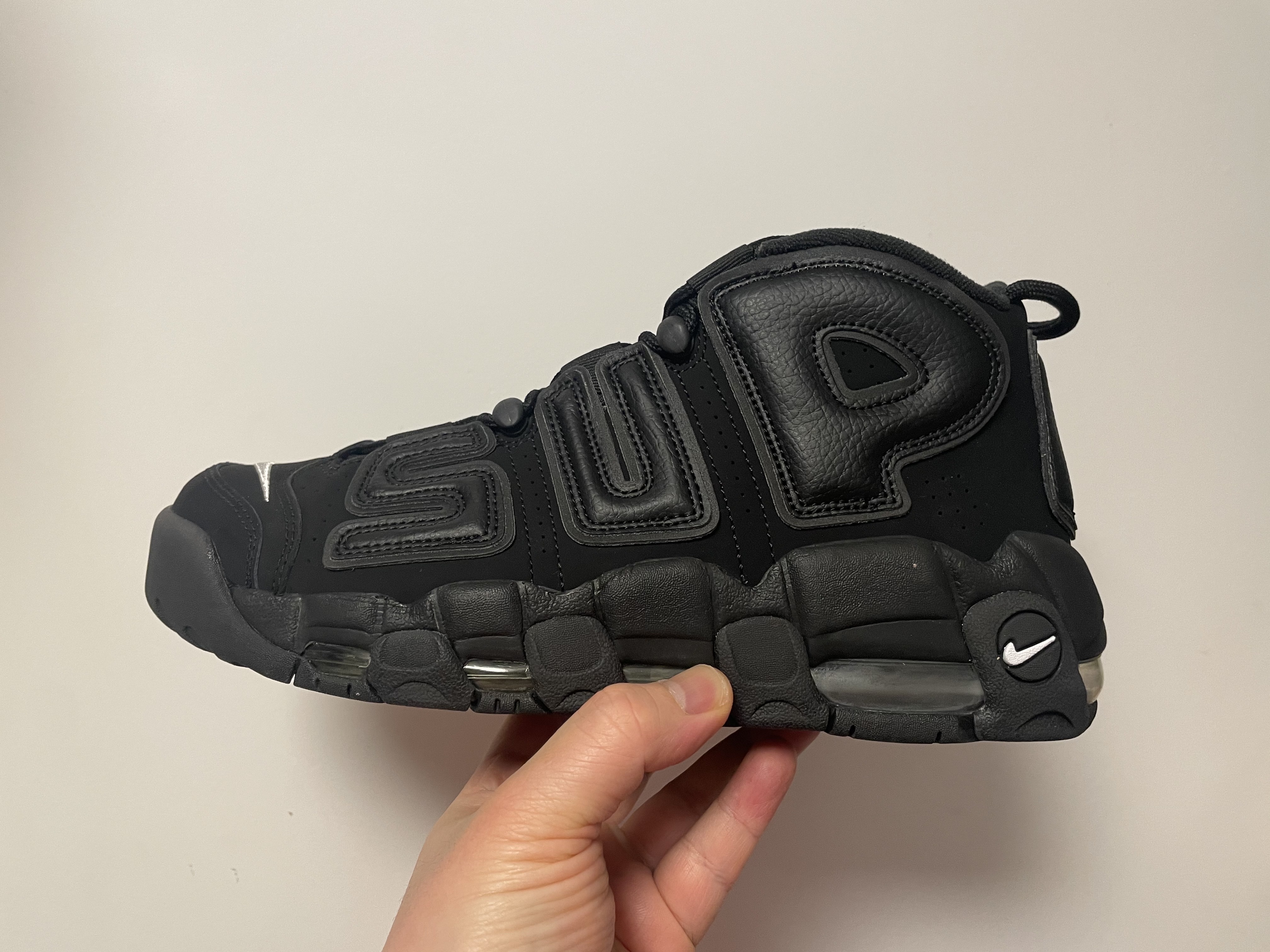 Nike x Supreme Air More Uptempo Suptempo Black 착용 스타일 - 1