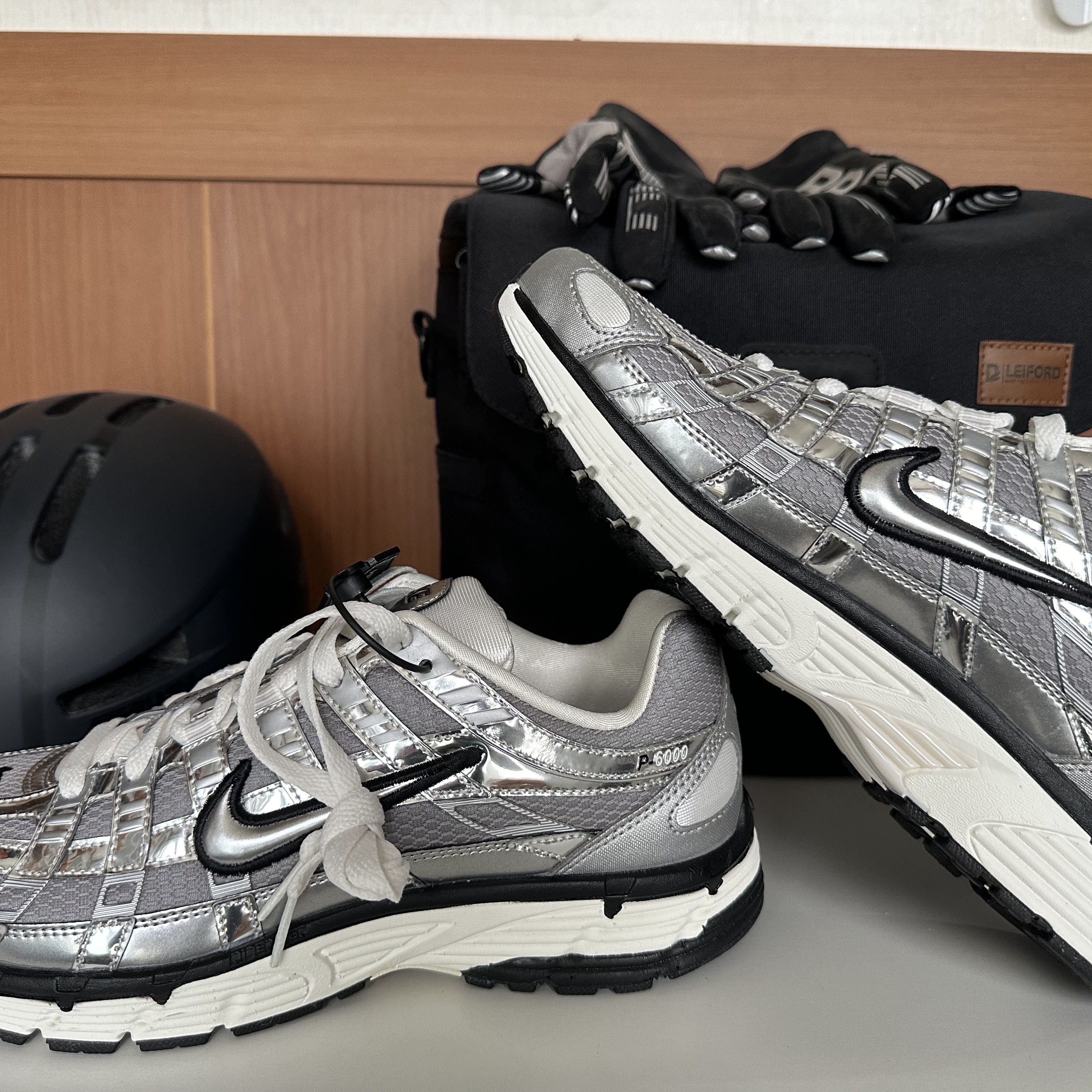 Nike P-6000 Metallic Silver 착용 스타일