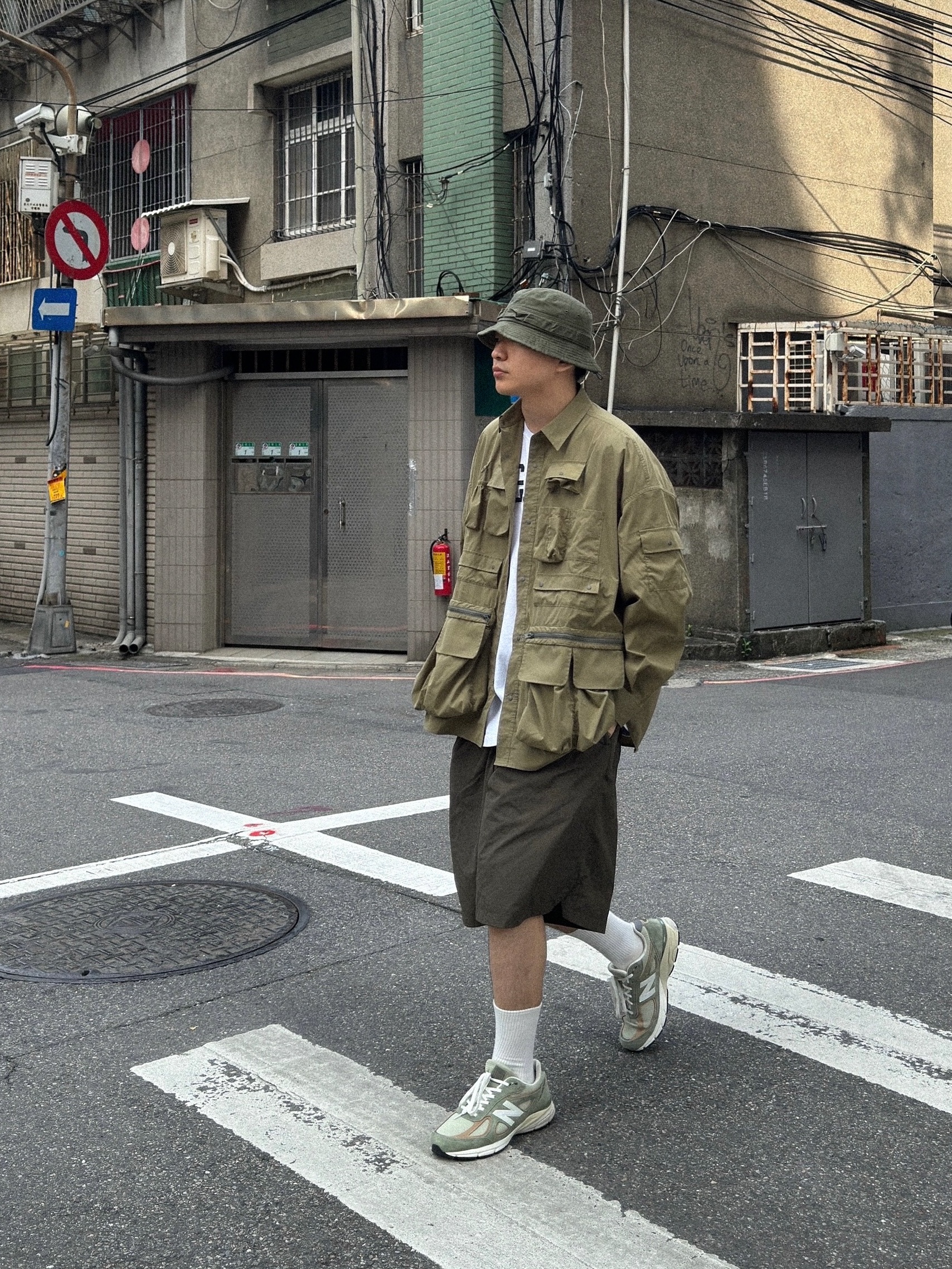 New Balance 990v4 Made in USA Olive Incense 착용 스타일 - 2