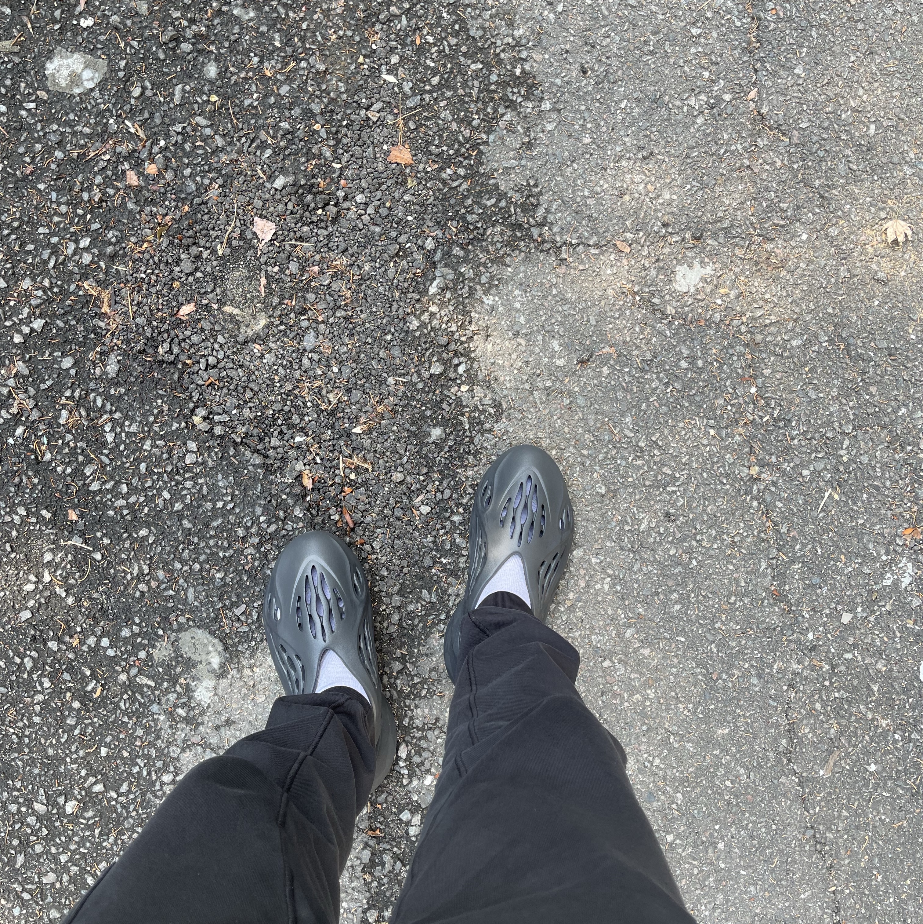 Adidas Yeezy Foam RNNR Onyx 착용 스타일