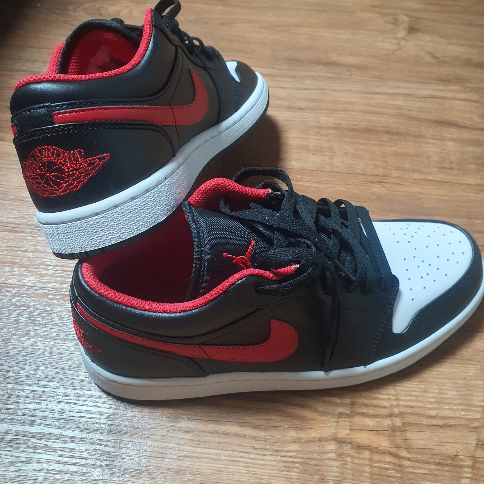 Jordan 1 Low Black Fire Red 착용 스타일 - 4