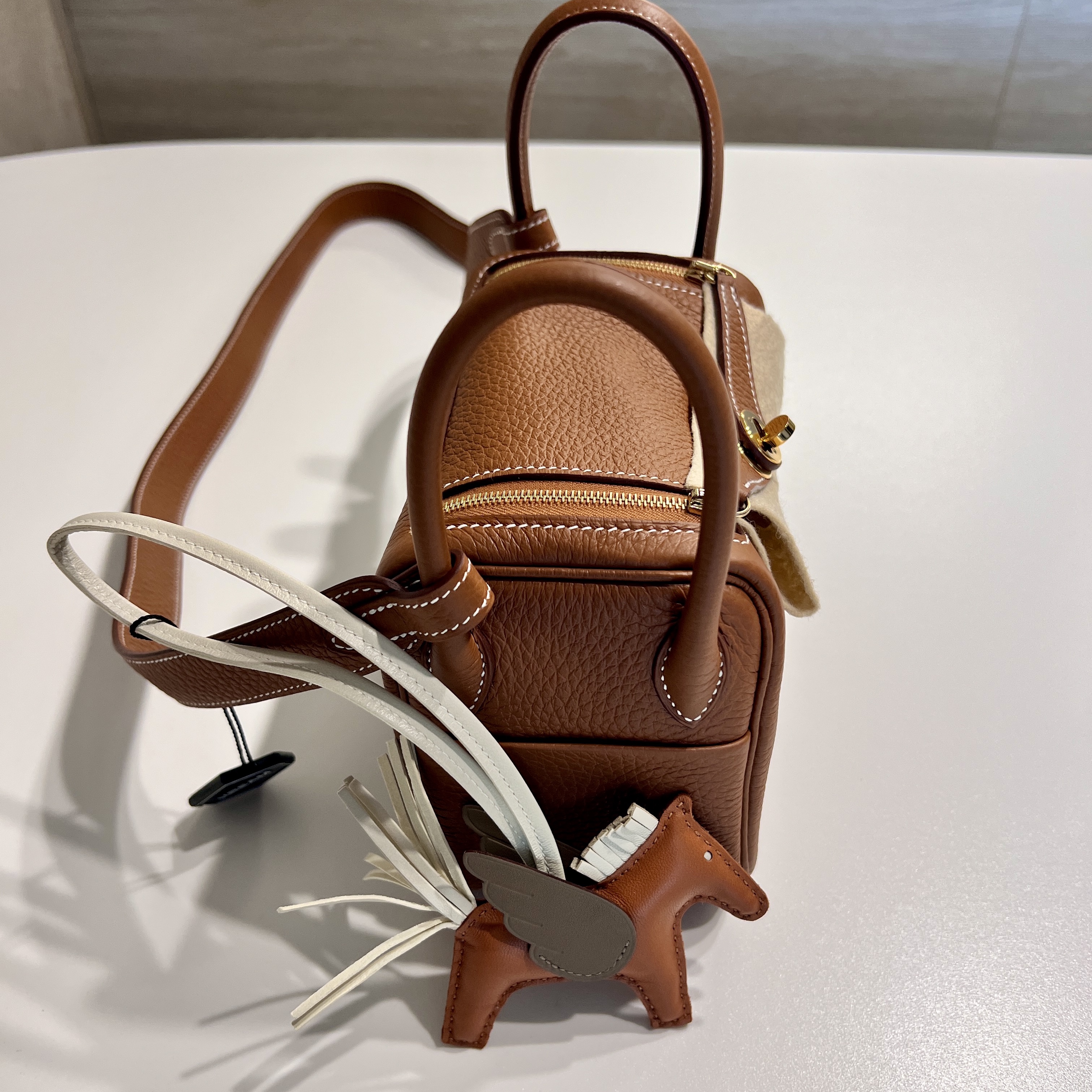 Hermes Rodeo Pegase PM Charm Milo Swift & Gold Craie Etoupe 착용 스타일 - 3