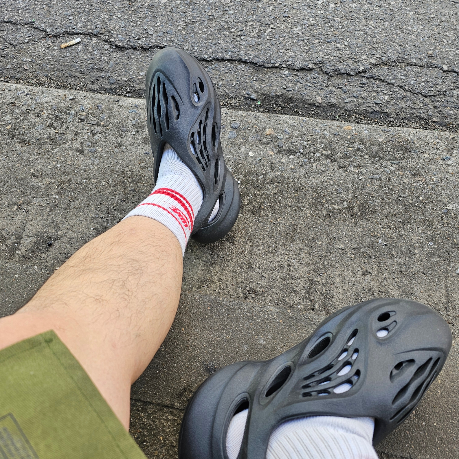 Adidas Yeezy Foam RNNR Onyx 착용 스타일 - 3