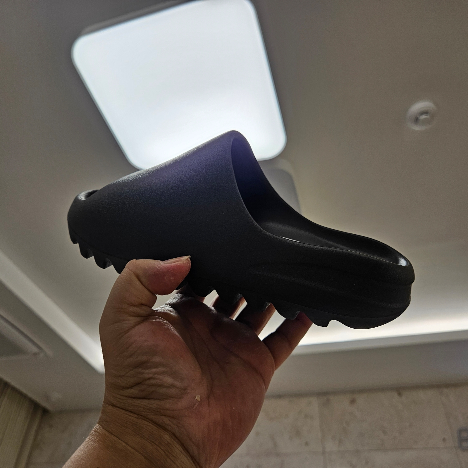 Adidas Yeezy Slide Onyx 착용 스타일