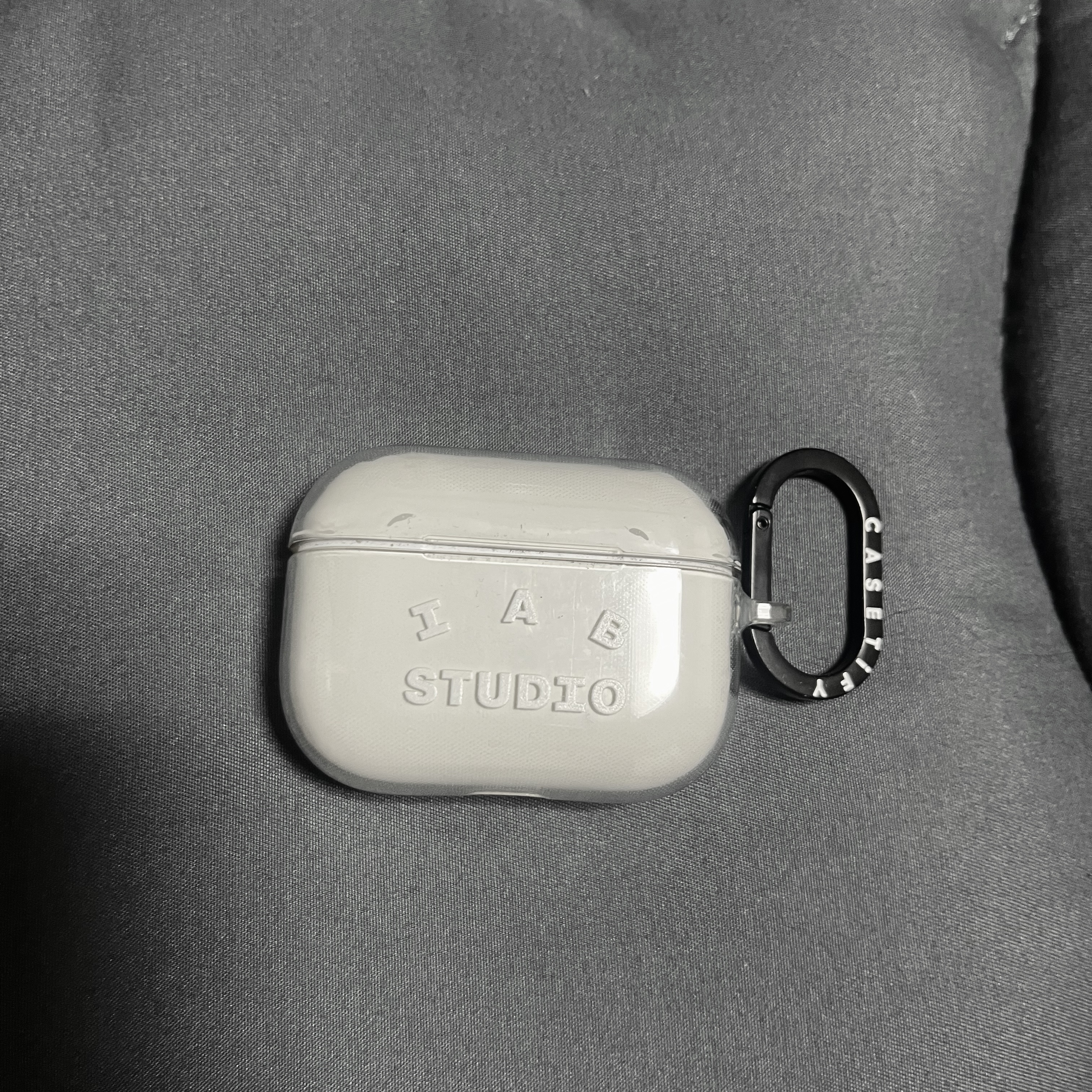Casetify x IAB Studio Single White Logo AirPods Pro Case Clear 착용 스타일