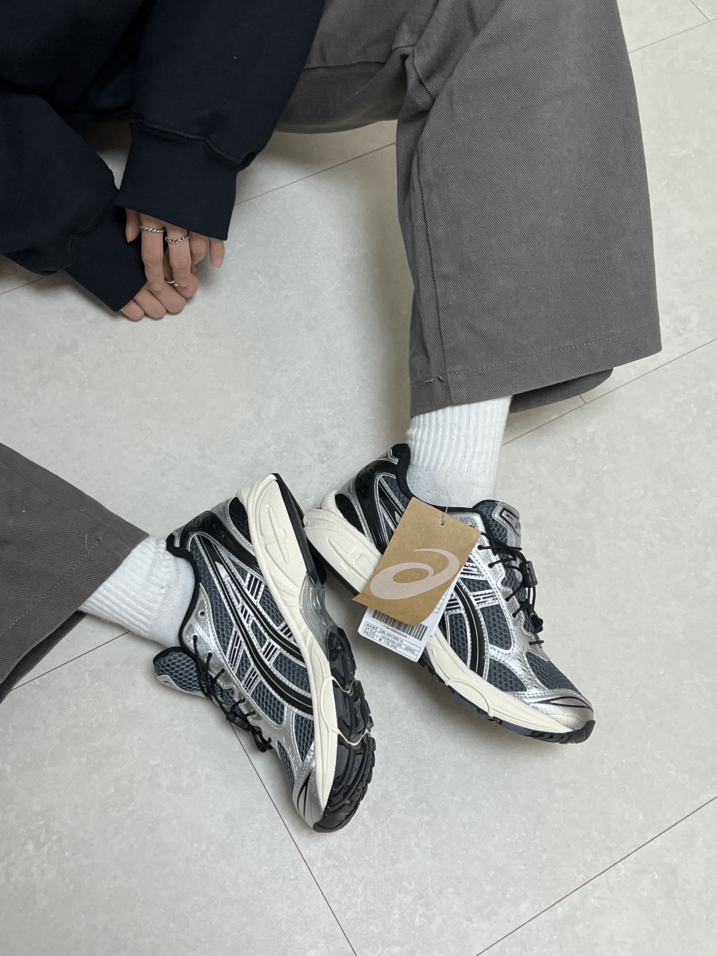 Asics Unlimited Gel-Kayano 14 Carrier Grey Black 착용 스타일