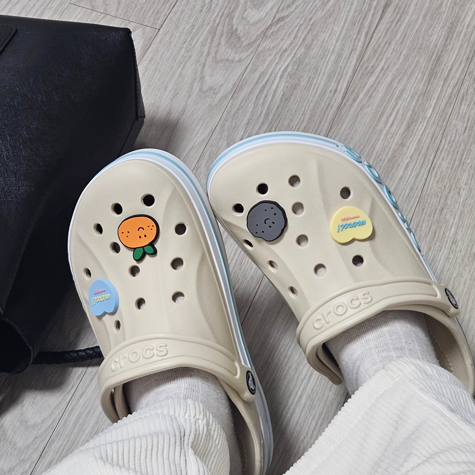 Crocs Bayaband Clog Winter White Multi 착용 스타일