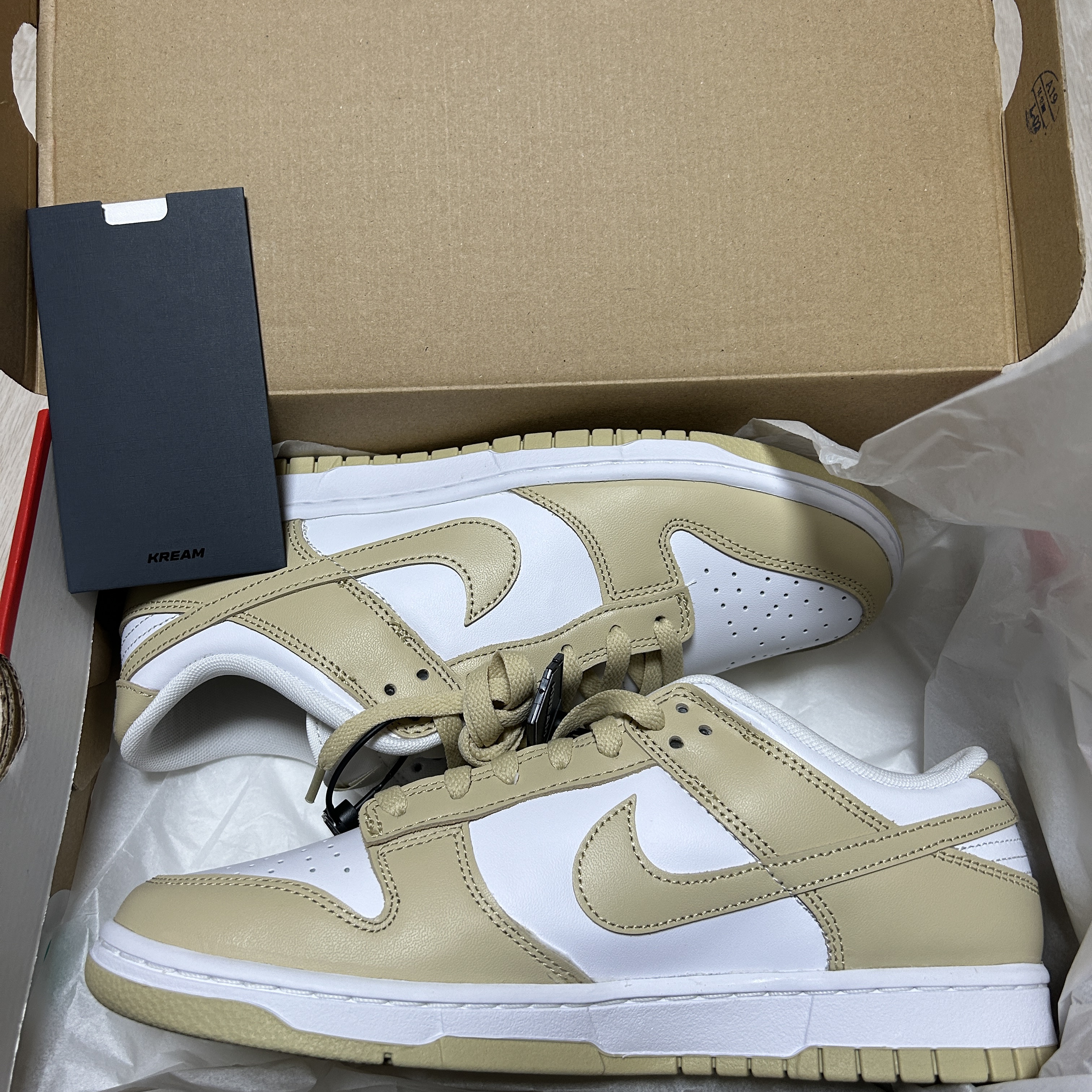 Nike Dunk Low Team Gold and White 착용 스타일