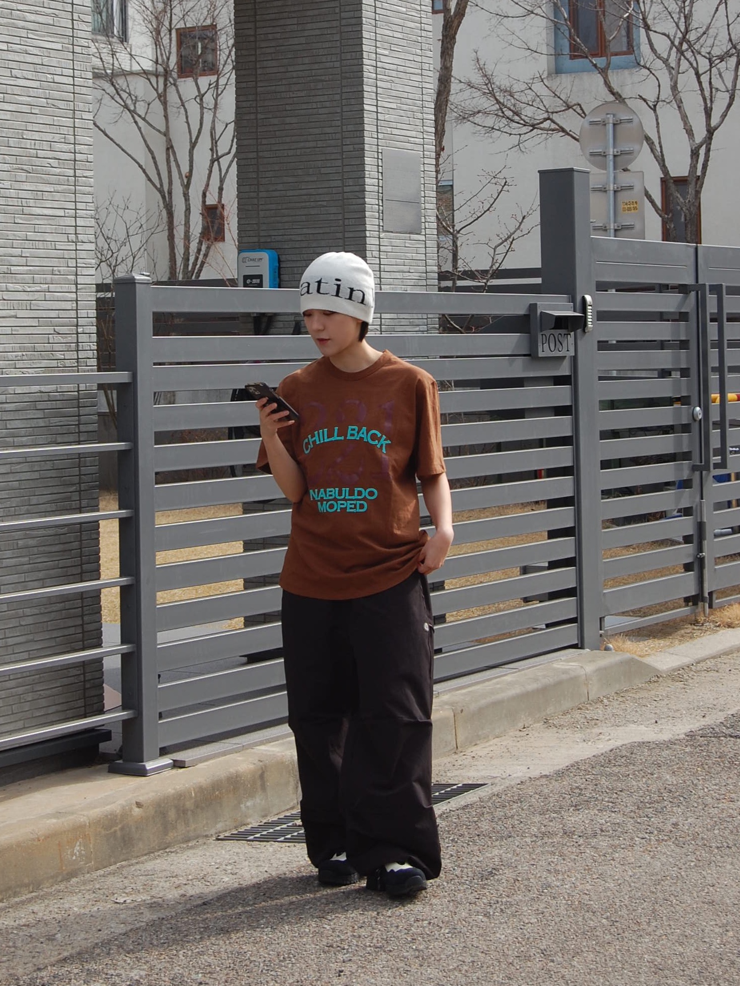 Matin Kim Logo Jacquard Short Beanie White 착용 스타일 - 2