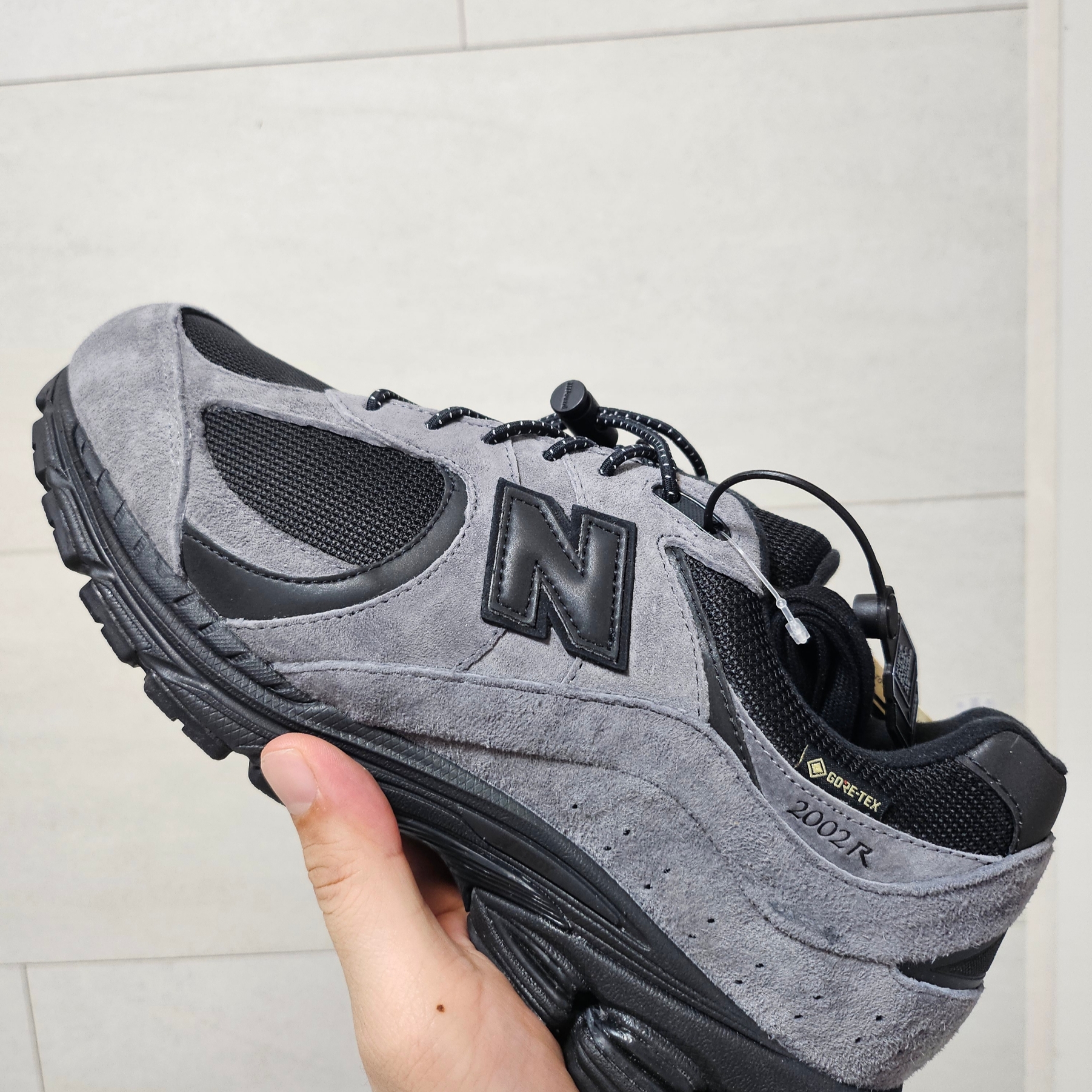New Balance x JJJJound 2002R Gore-Tex Charcoal 착용 스타일
