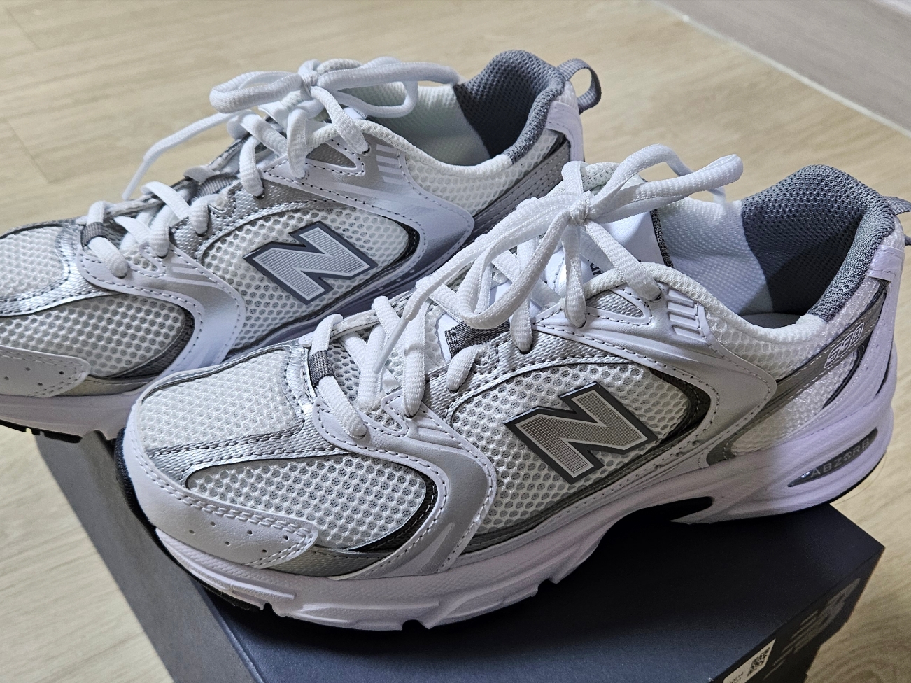 New Balance 530 White Silver 착용 스타일