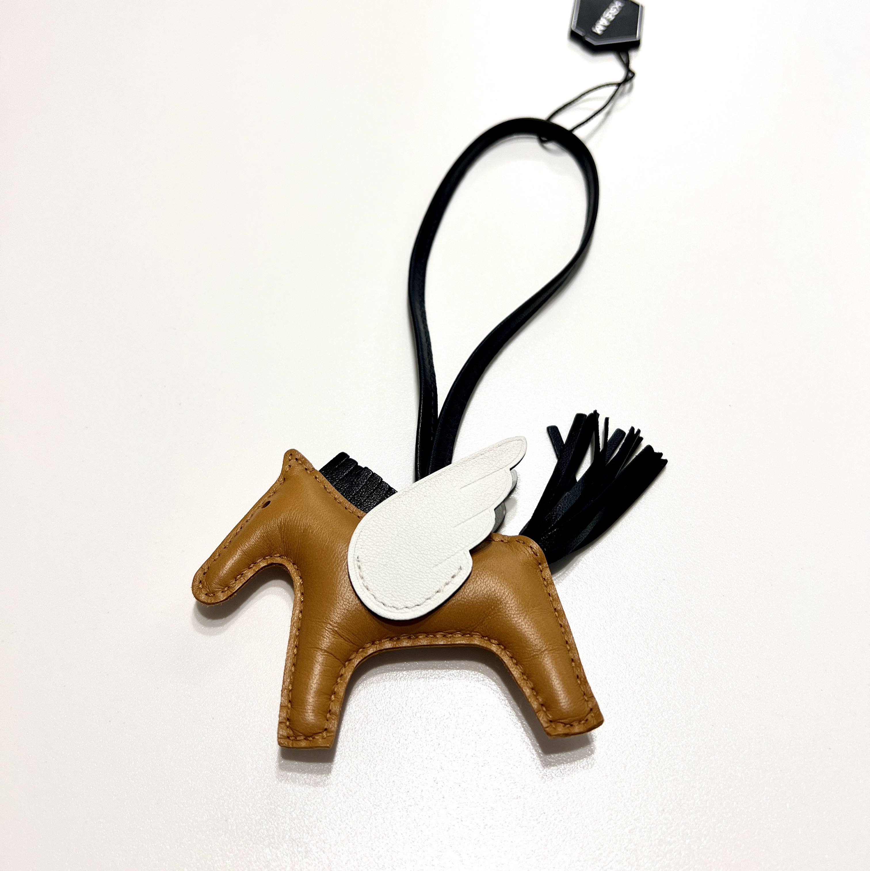 Hermes Rodeo Pegase PM Charm Milo Swift & Chai Noir Nata 착용 스타일 - 1