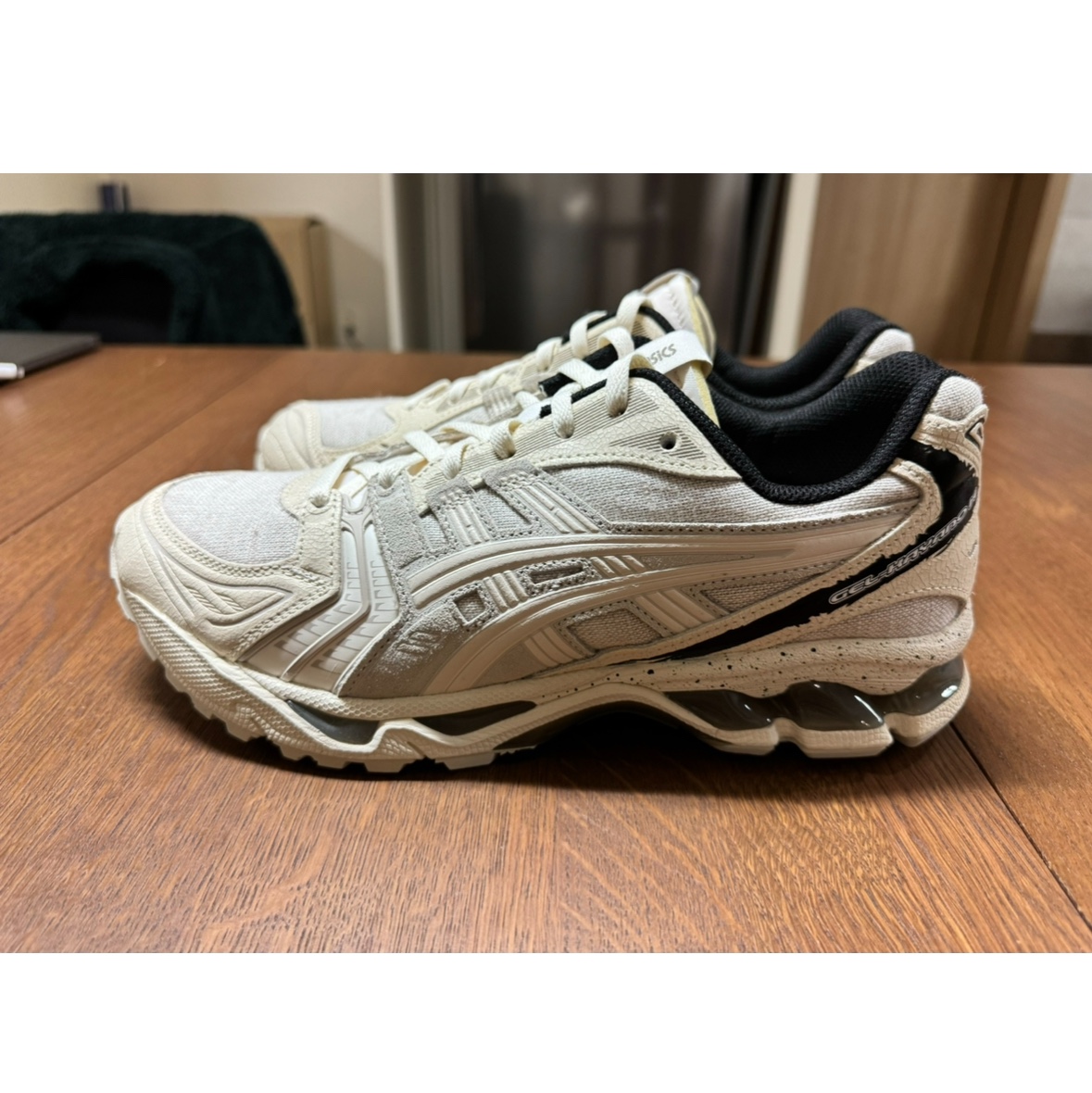 Asics Gel-Kayano 14 Imperfection Pack Cream 착용 스타일 - 2
