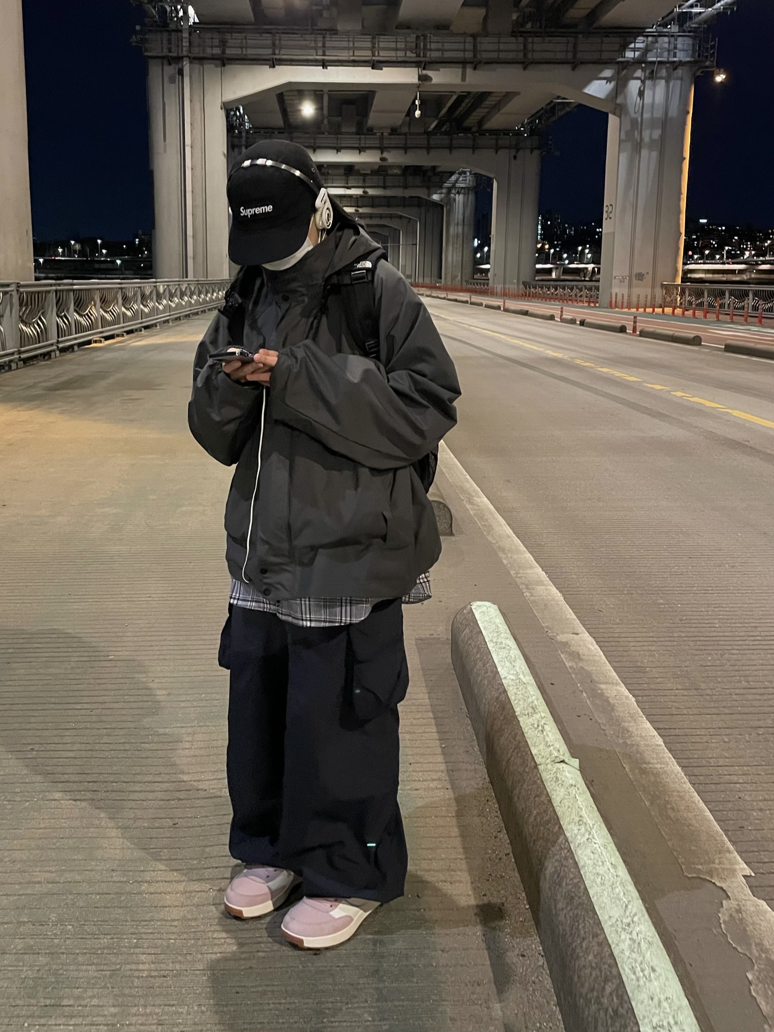 Supreme Waxed Cotton Camp Cap Black - 23FW, Supreme x Koss Portapro Headphones White - 23FW 착용 스타일 - 1