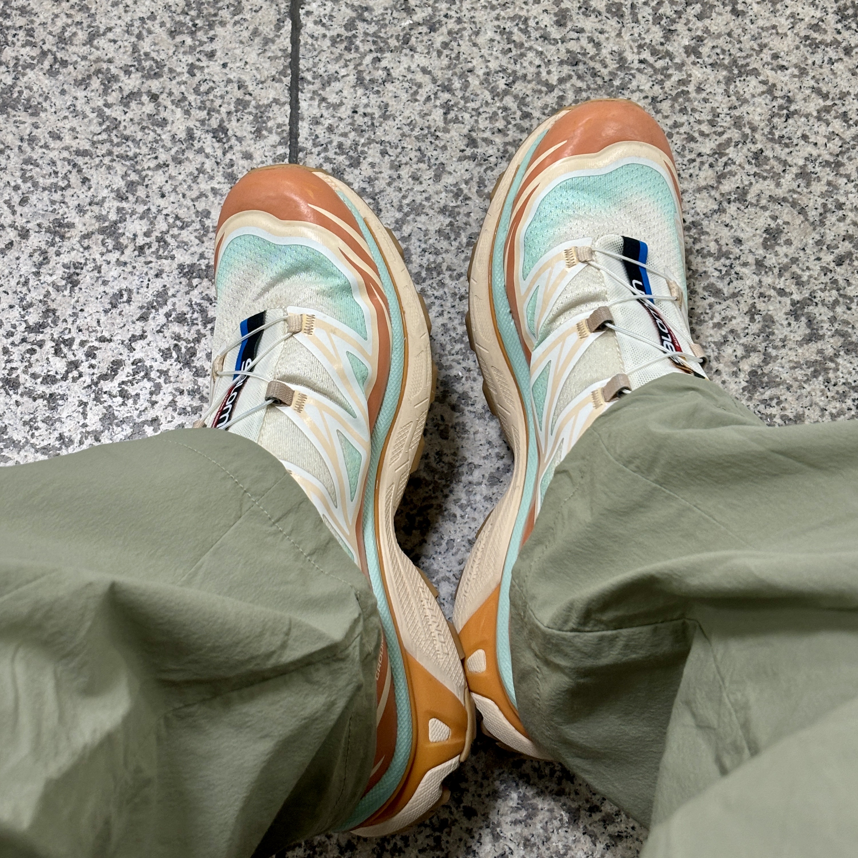 Salomon XT-6 Skyline Vanilla Ice Sun Baked 착용 스타일 - 3