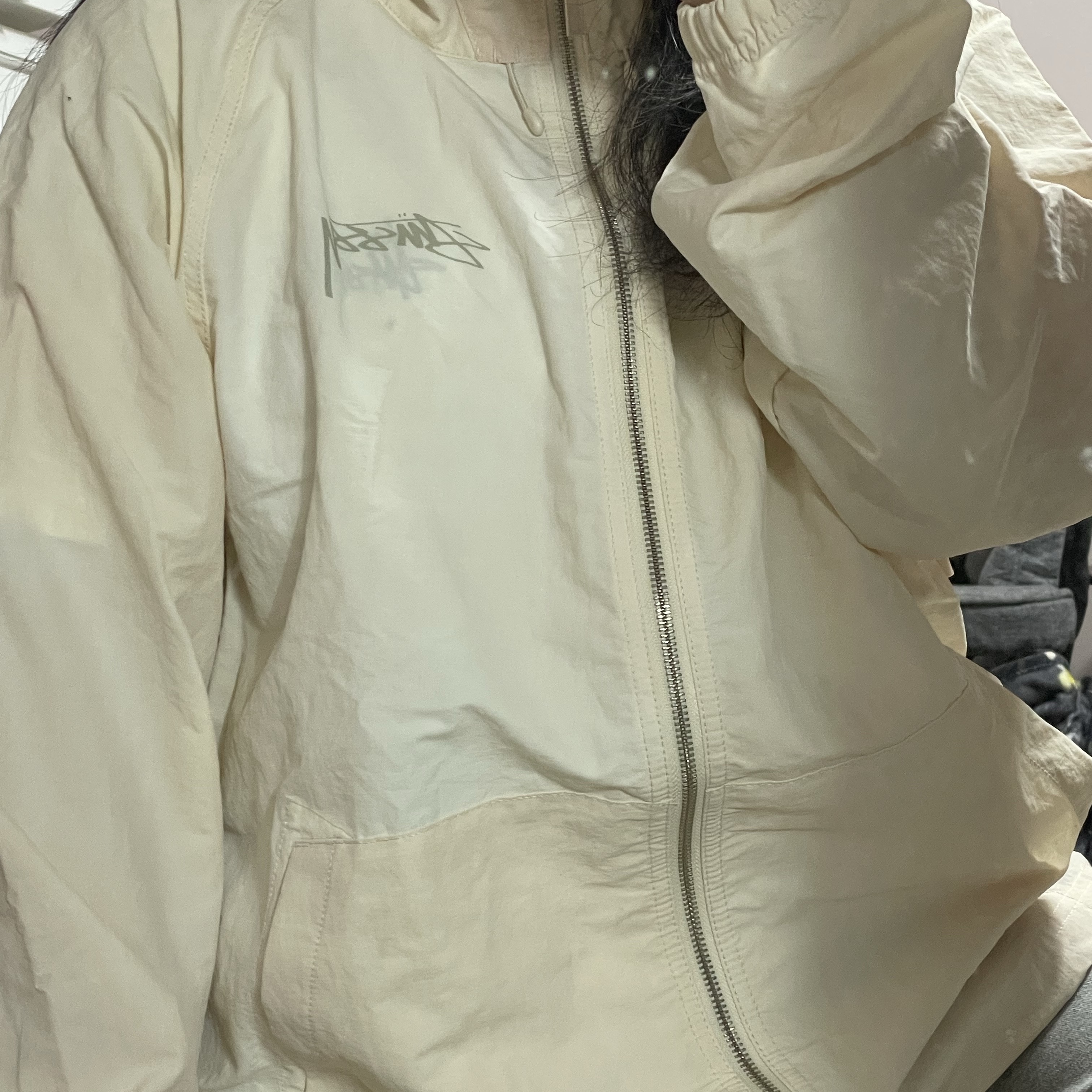Stussy Wave Dye Beach Shell Jacket Bone, Stussy Basic Stussy T-Shirt White 2022 착용 스타일