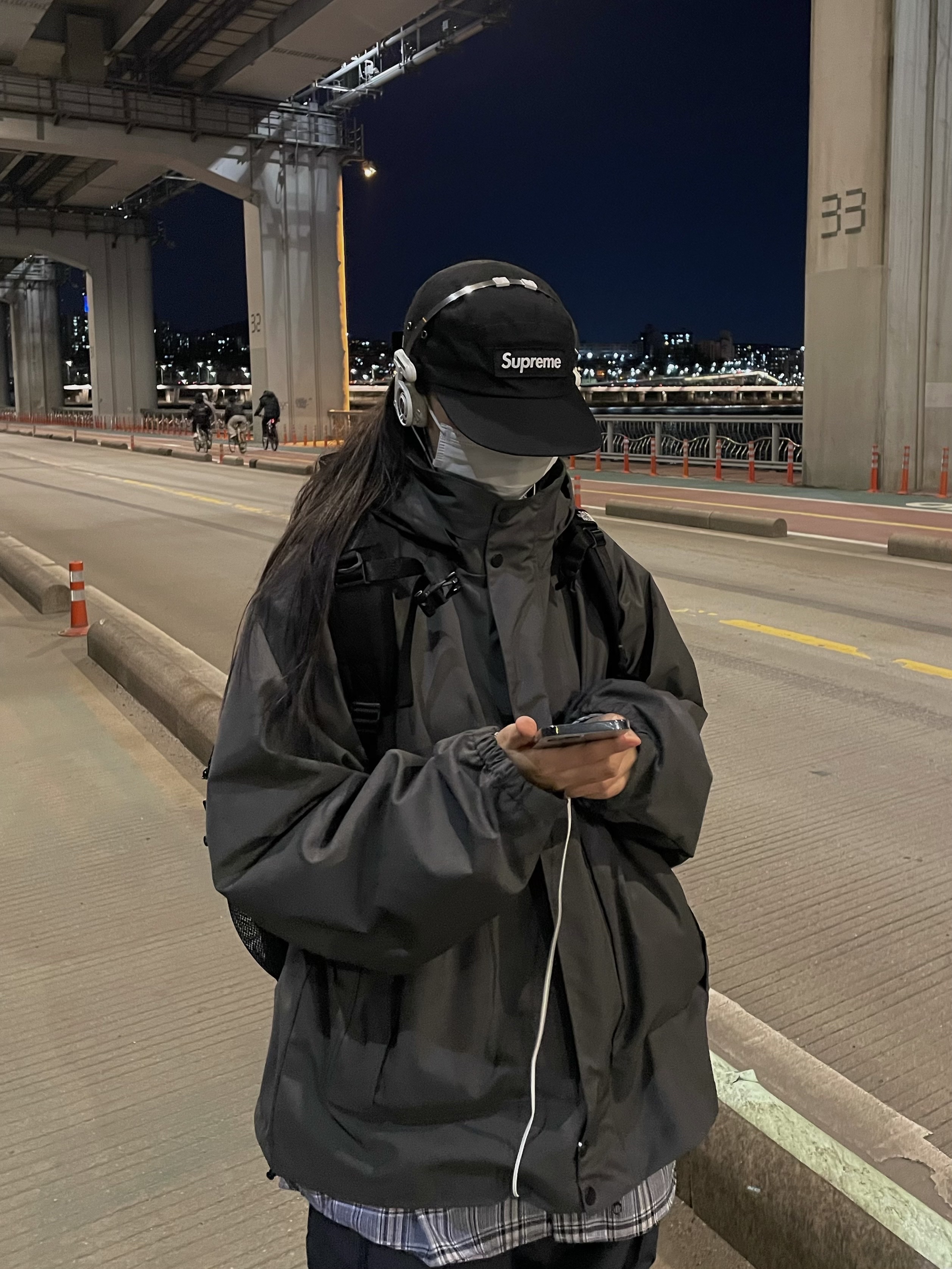 Supreme Waxed Cotton Camp Cap Black - 23FW, Supreme x Koss Portapro Headphones White - 23FW 착용 스타일 - 5