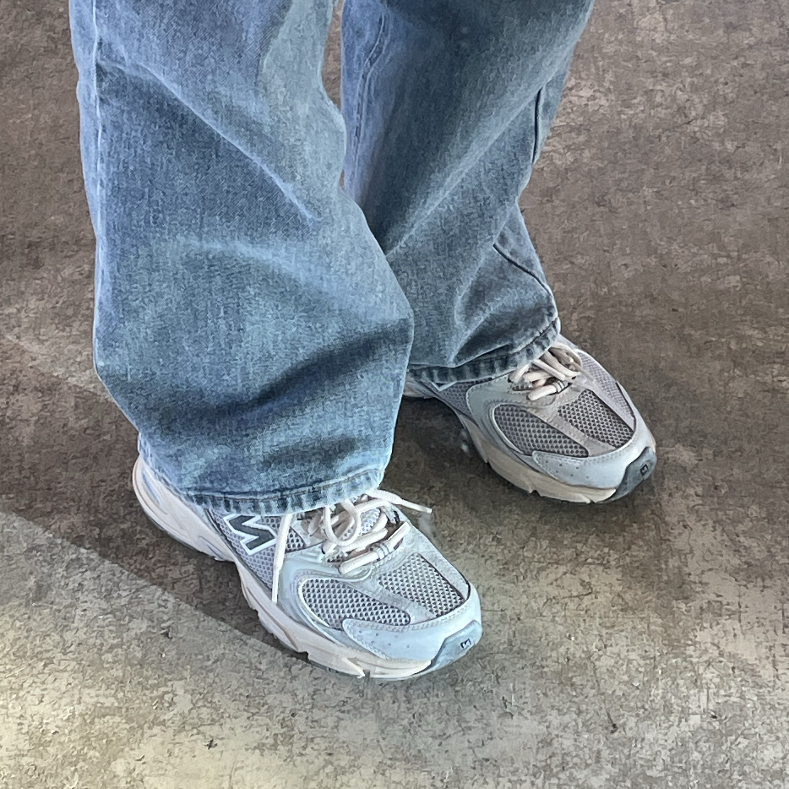 New Balance 530 Vintage Metallic Silver 착용 스타일