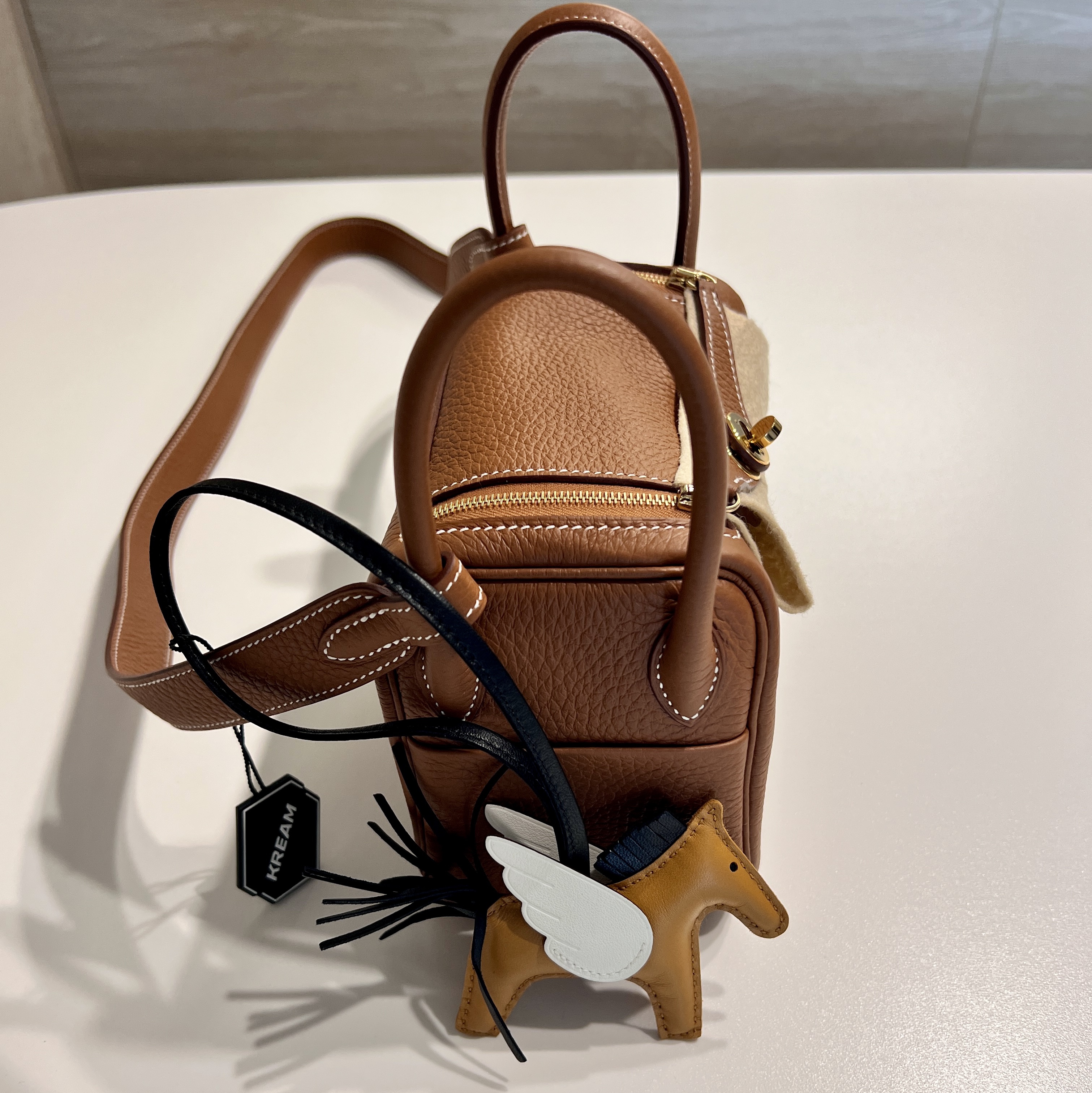 Hermes Rodeo Pegase PM Charm Milo Swift & Chai Noir Nata 착용 스타일 - 3