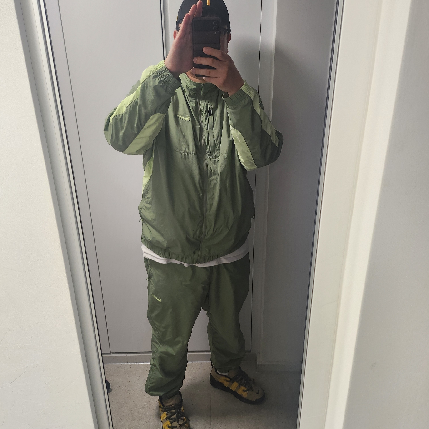 Nike x Ambush Air More Uptempo Low Vivid Sulfur and Limestone, Nike x Drake Nocta Nylon Track Jacket Oil Green (FN7666-386) 착용 스타일