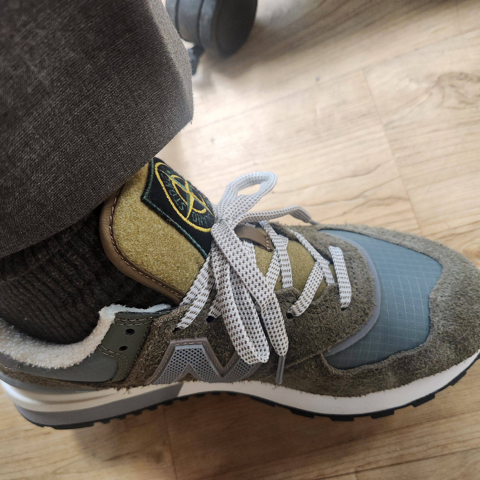 New Balance x Stone Island 574 Legacy Green 착용 스타일 - 2