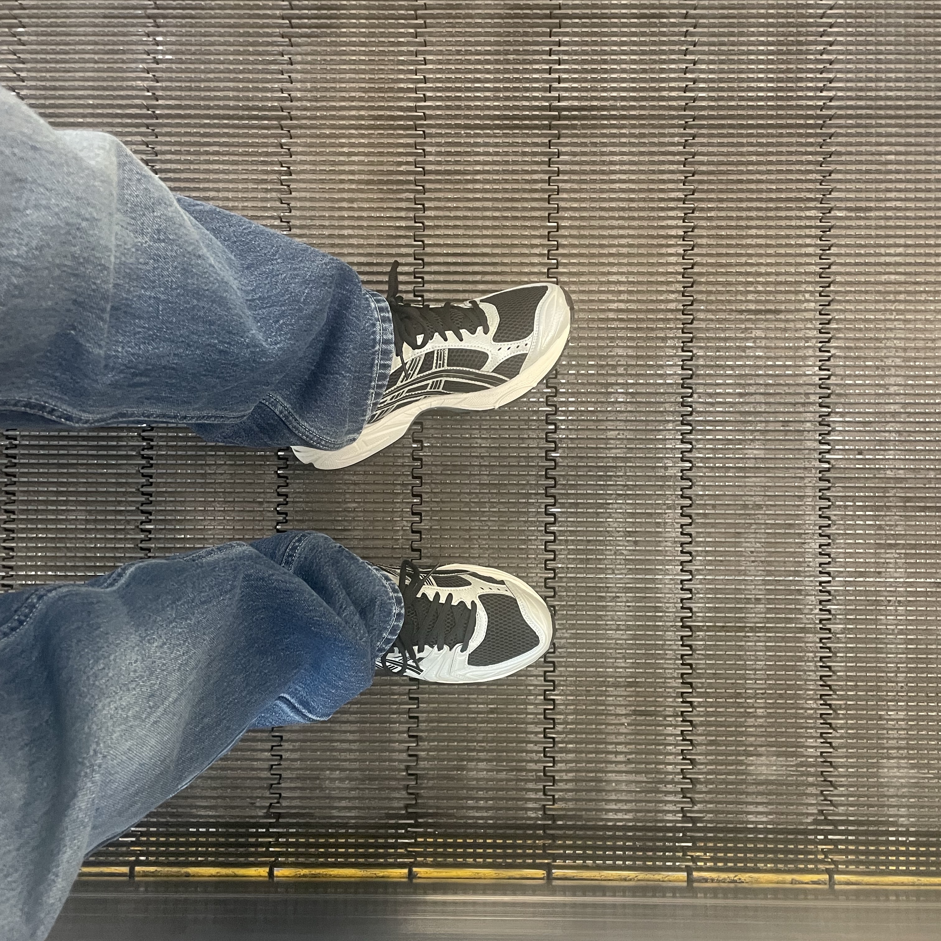 Asics Gel-Kayano 14 Black Seal Grey 착용 스타일