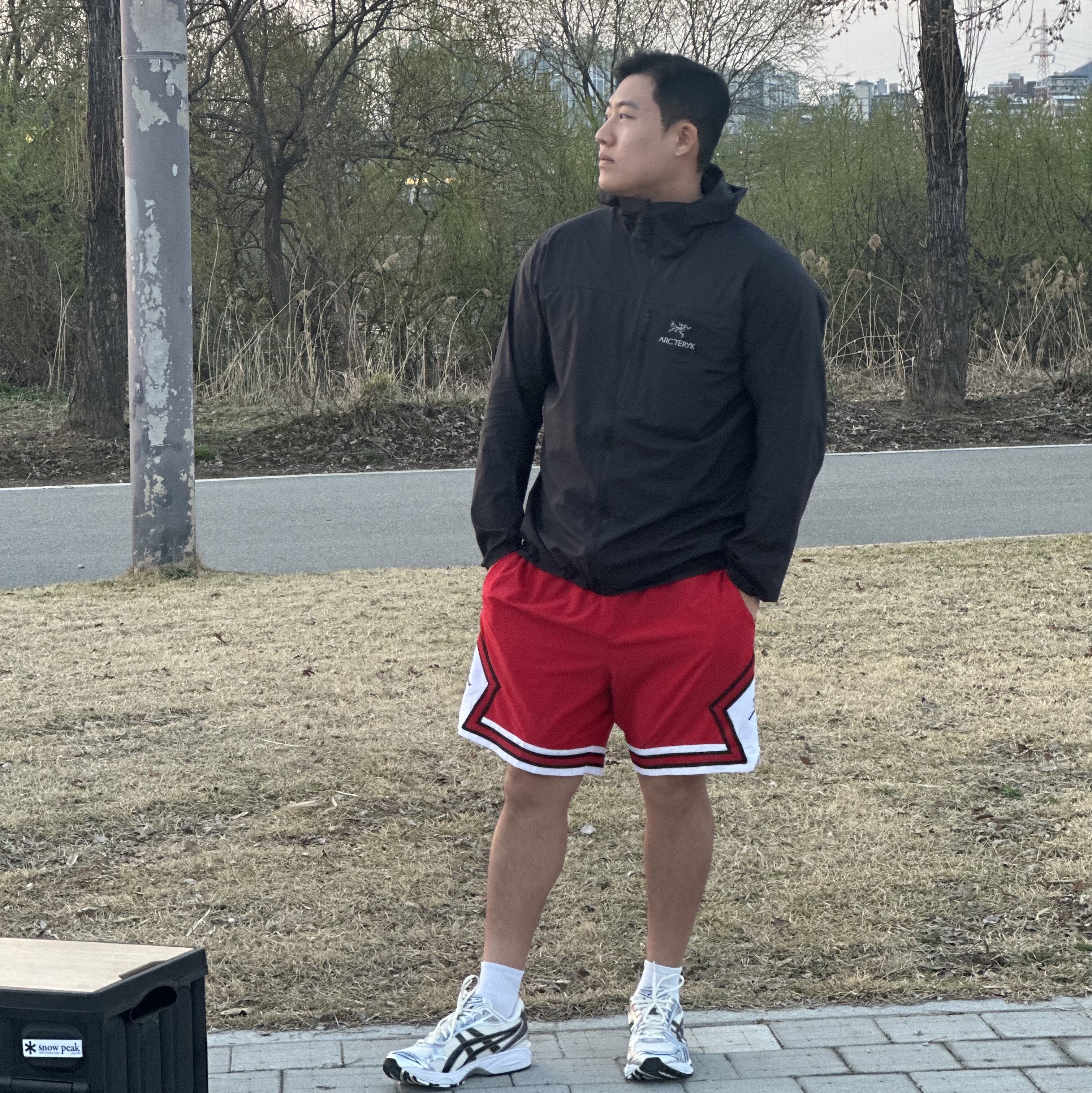 Arc'teryx Squamish Hoody Black, Asics Gel-Kayano 14 Cream Black 착용 스타일