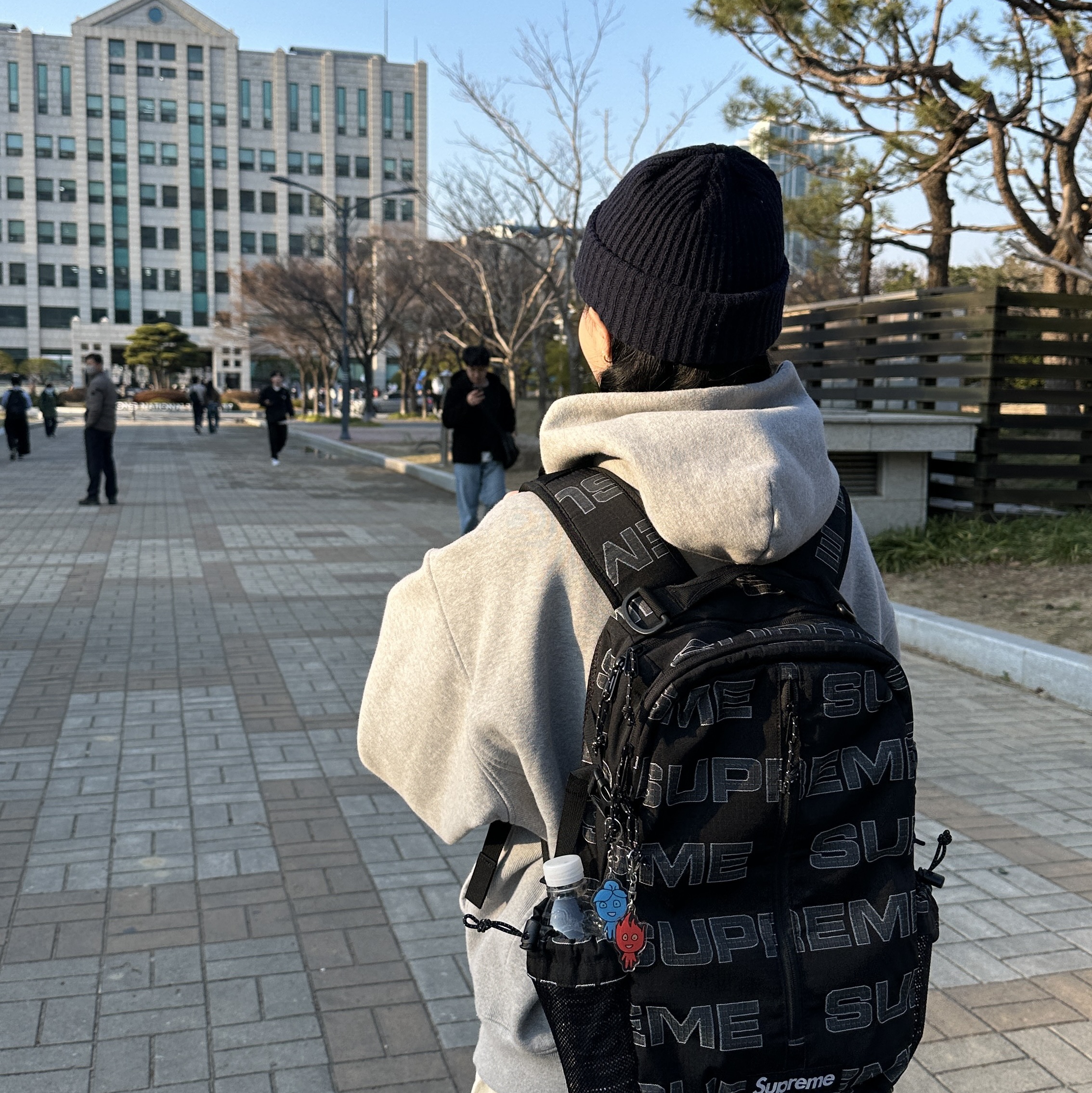 Deus Ex Machina Shield Beanie Navy, Supreme Backpack Black - 21FW 착용 스타일 - 4