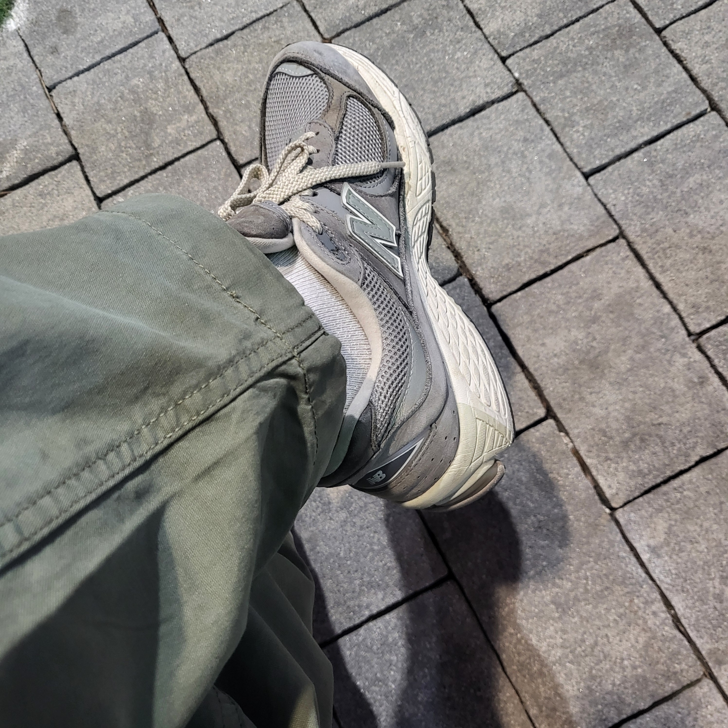 New Balance 2002R Grey 착용 스타일 - 1