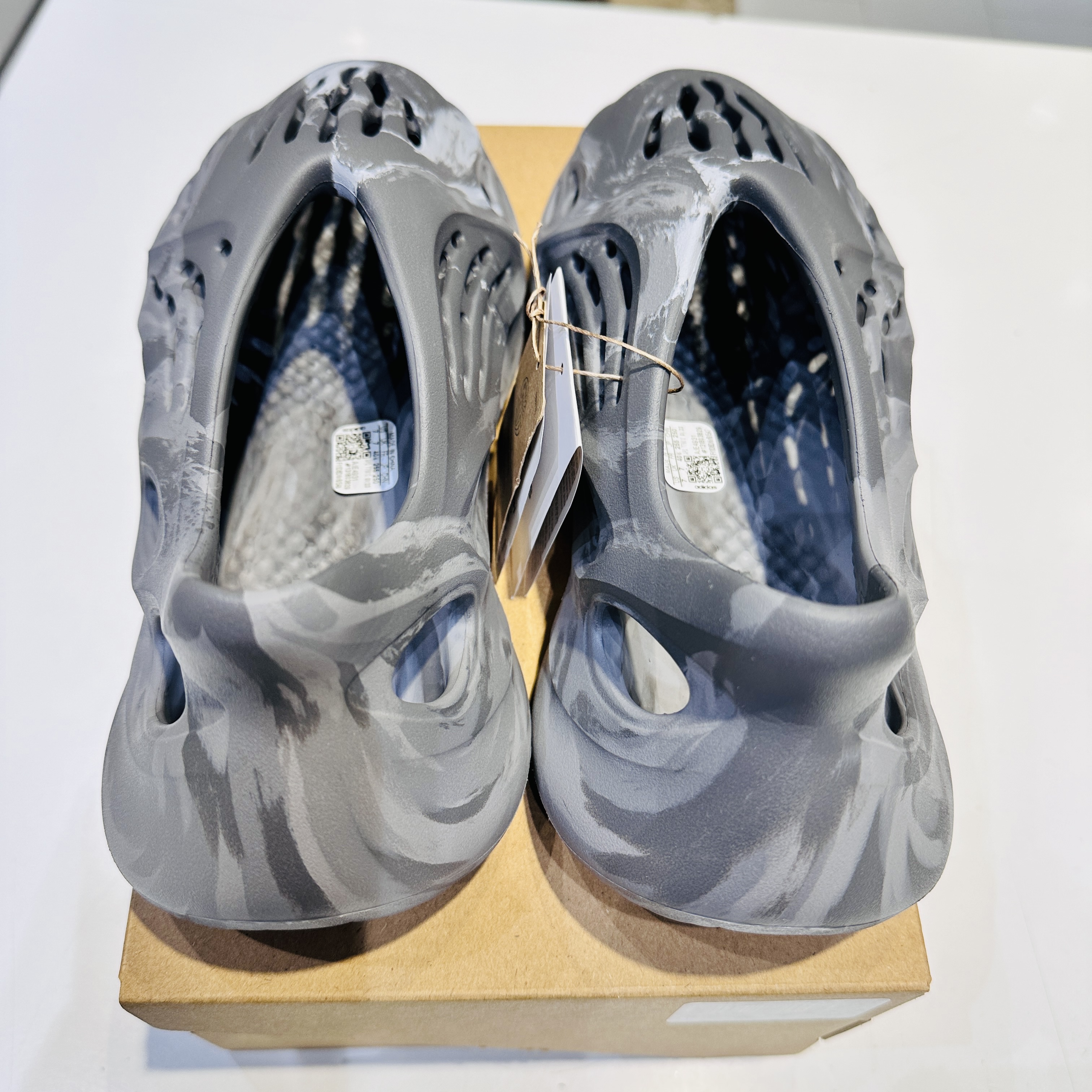 Adidas Yeezy Foam RNNR MX Granite 착용 스타일 - 3