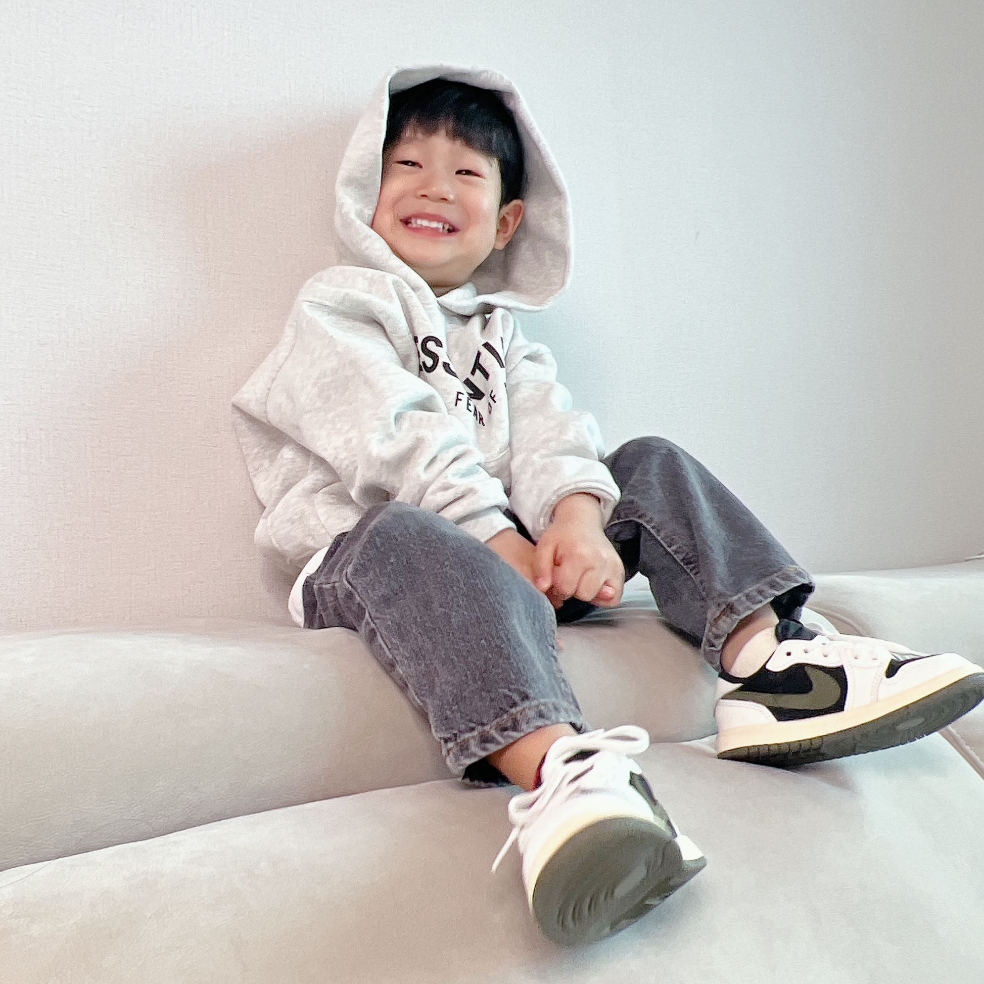 (Kids) Uniqlo UT x Kaws Short Sleeve Graphic T-Shirt White, (Kids) Uniqlo UT x Kaws Short Sleeve Graphic T-Shirt White 착용 스타일 - 3