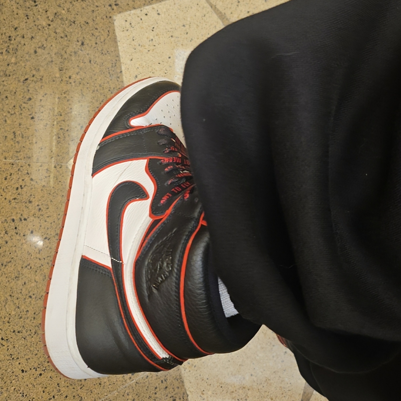 Jordan 1 Retro High OG Bloodline, Undermycar Mu.03 Anti Fxxking Logo Play Oversized Sweat Jogger Black μ°©μ© μ€νμΌ - 2
