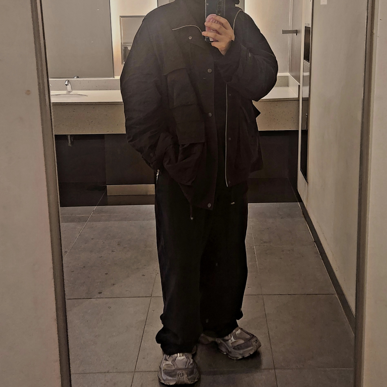 Balenciaga Minimal Cargo Pants Black 착용 스타일